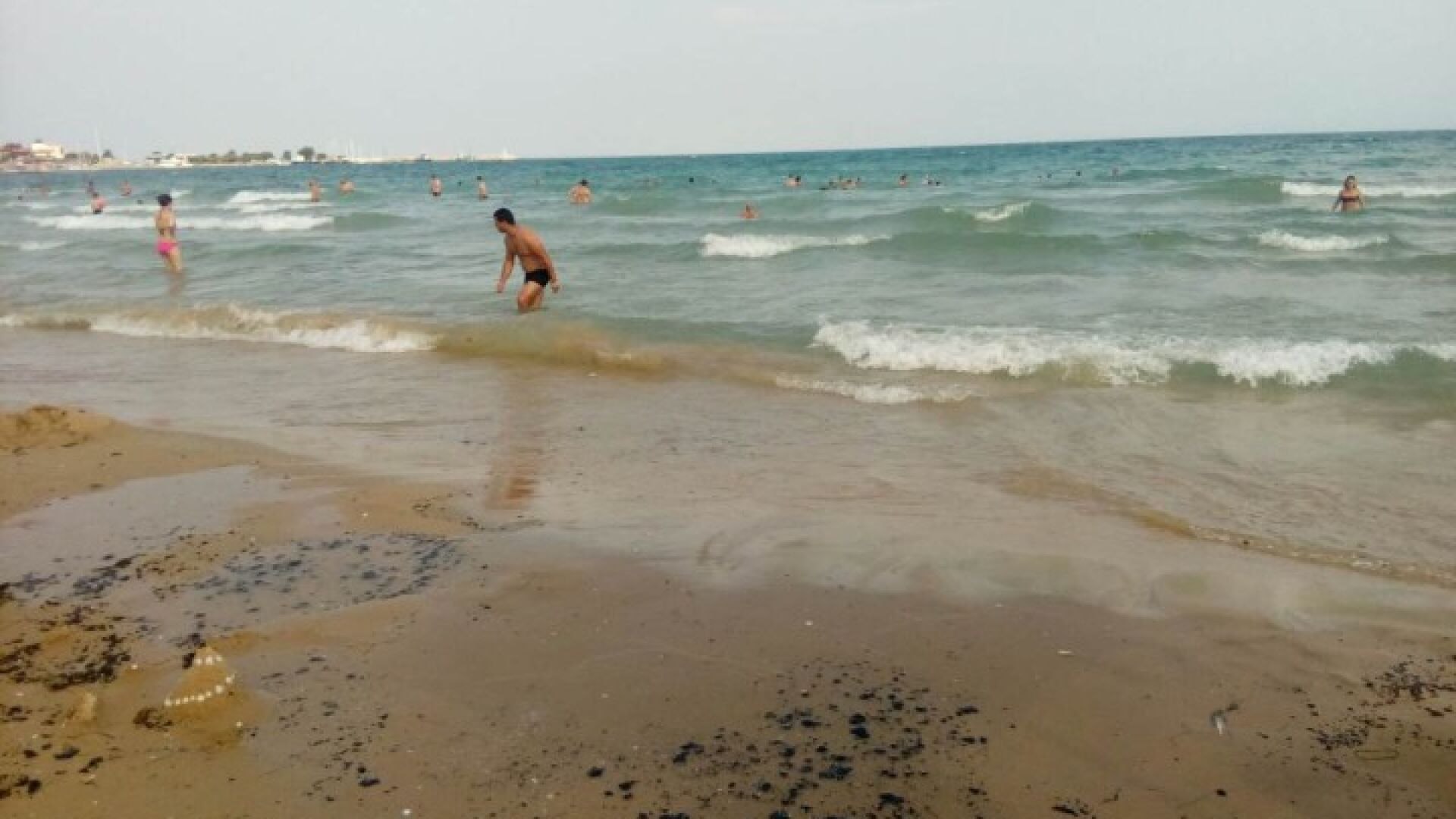 Летовници сигнализираха за мазут по плажовете в Равда и Несебър (СНИМКИ)