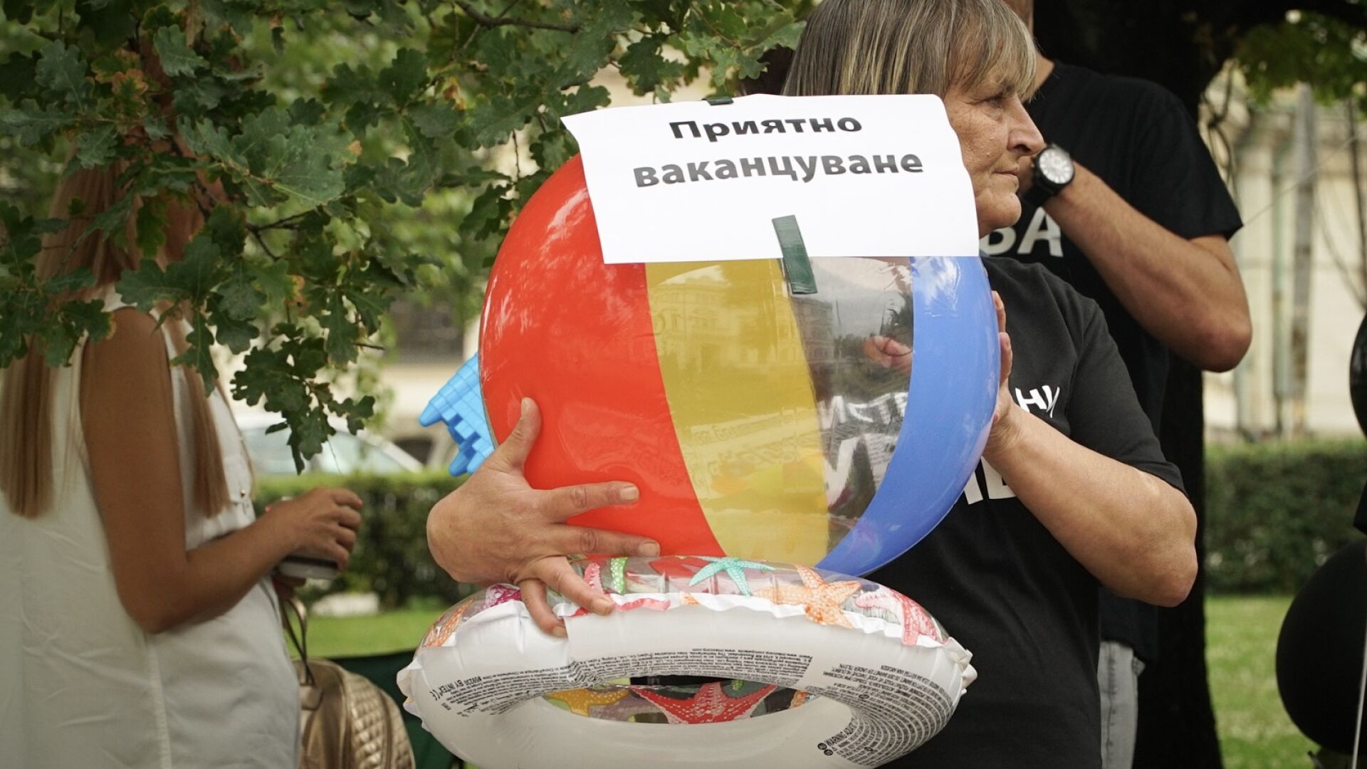 Майки на деца с увреждания подаряват пояси на депутатите