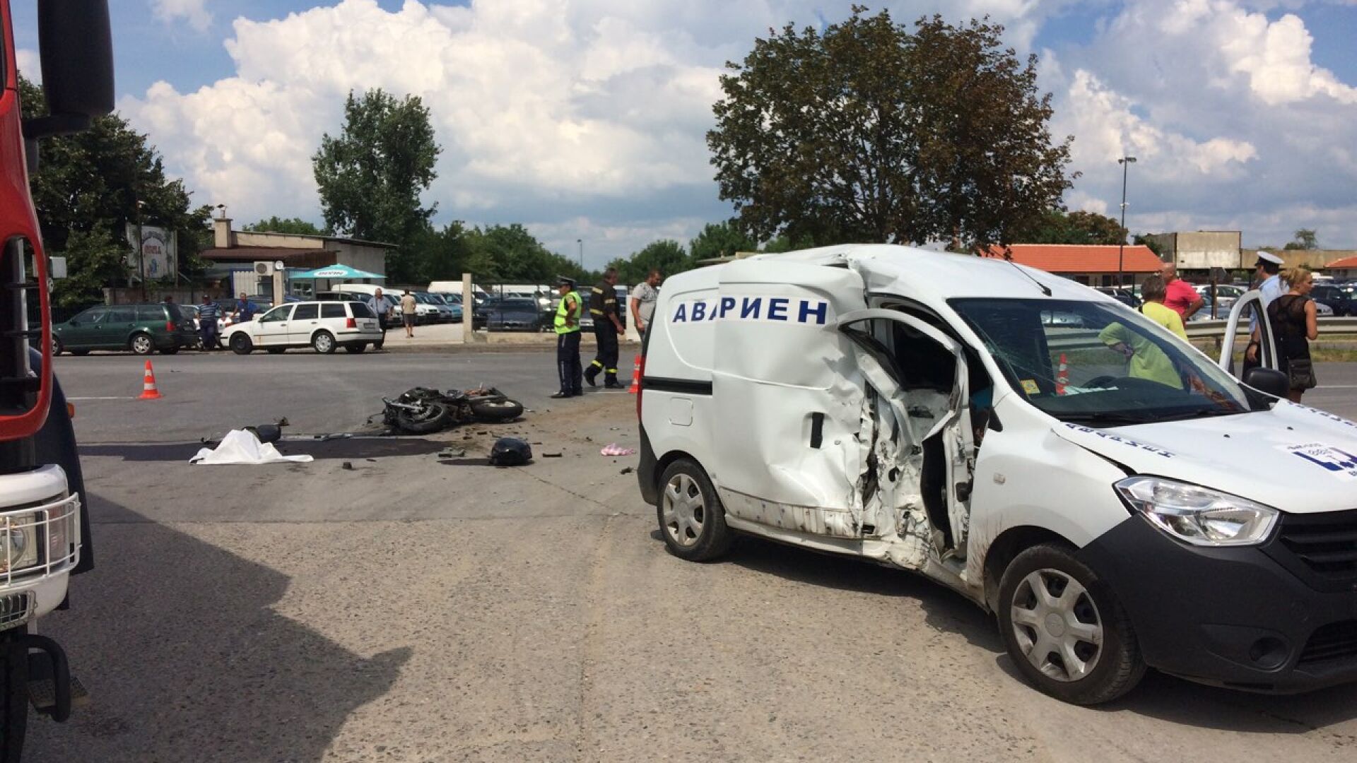 Двама загинаха след удар между кола и моторист във Враца