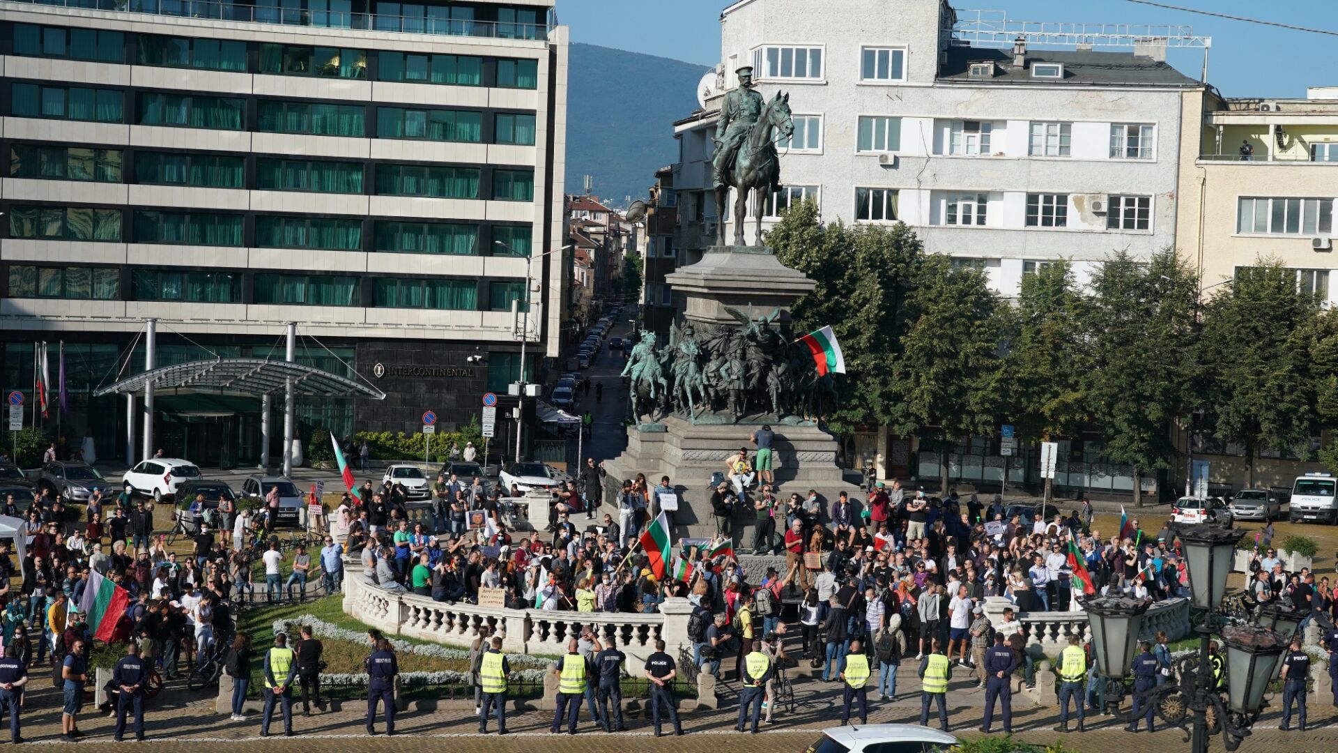 Нова фаза на протестите: Ден 12 в снимки