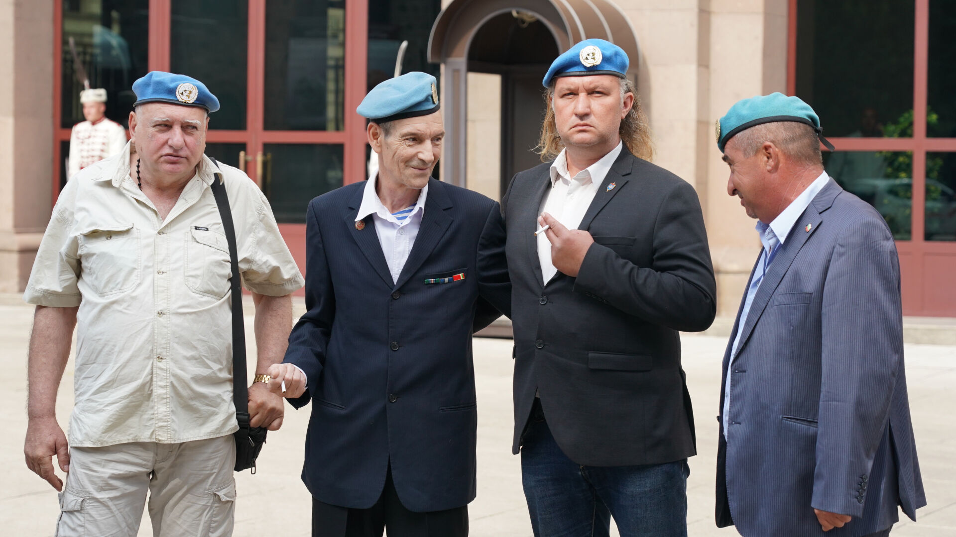 В знак на подкрепа: Ветерани от мисии зад граница запалиха цигари пред президентството
