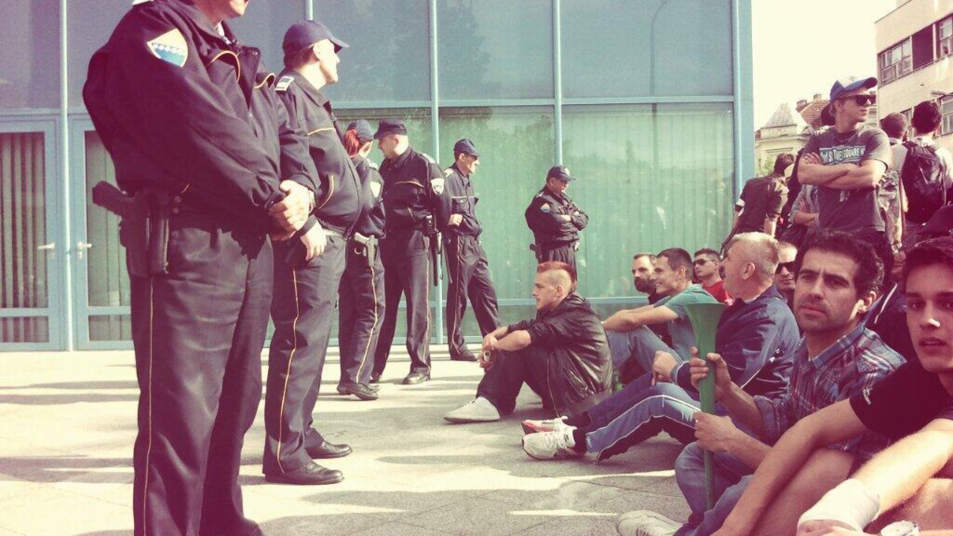 Жива верига държа депутати и финансисти като заложници в парламента в Сараево
