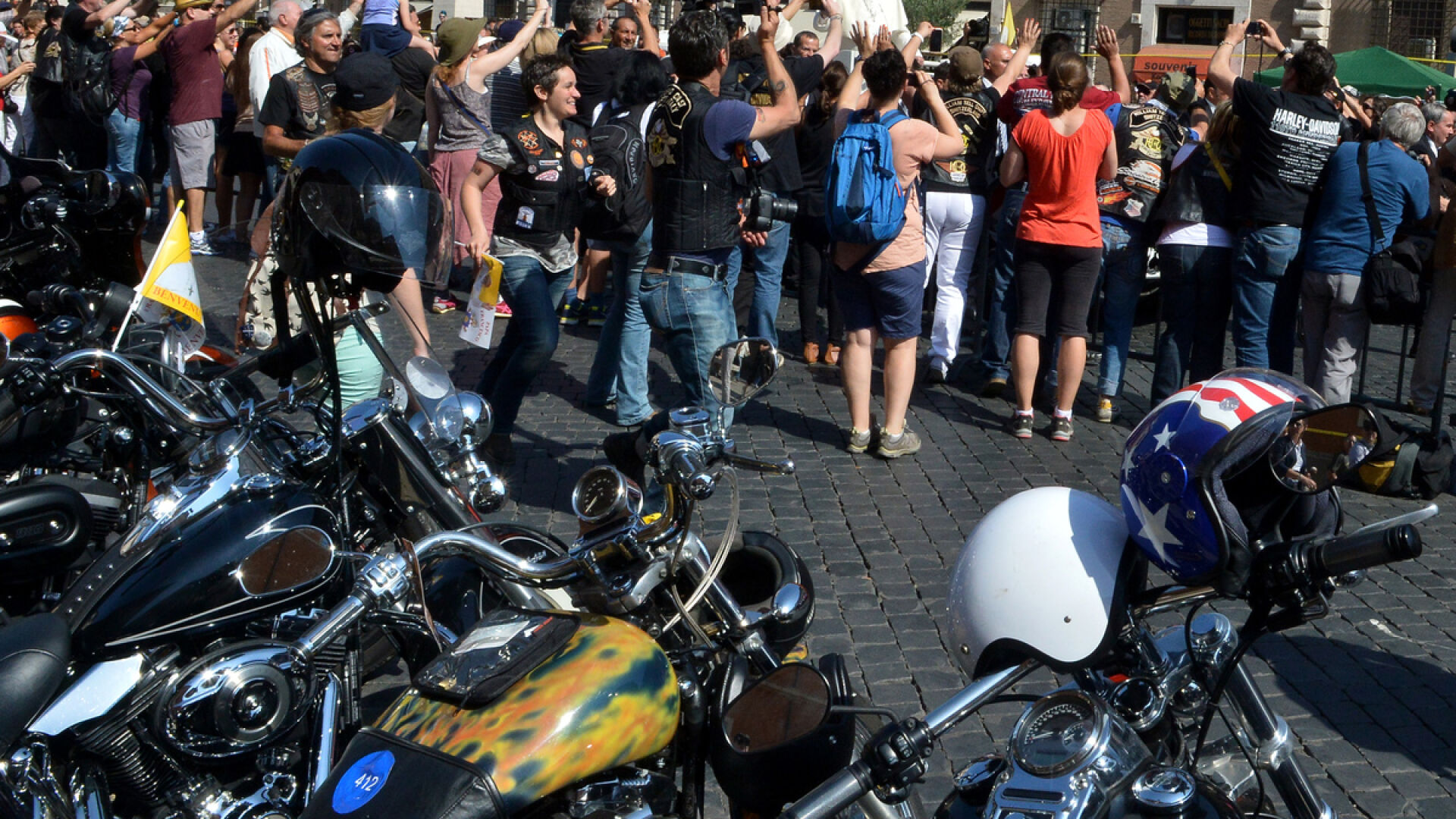 Папата благослови 35 000 моторджии за годишнината на Harley-Davidson