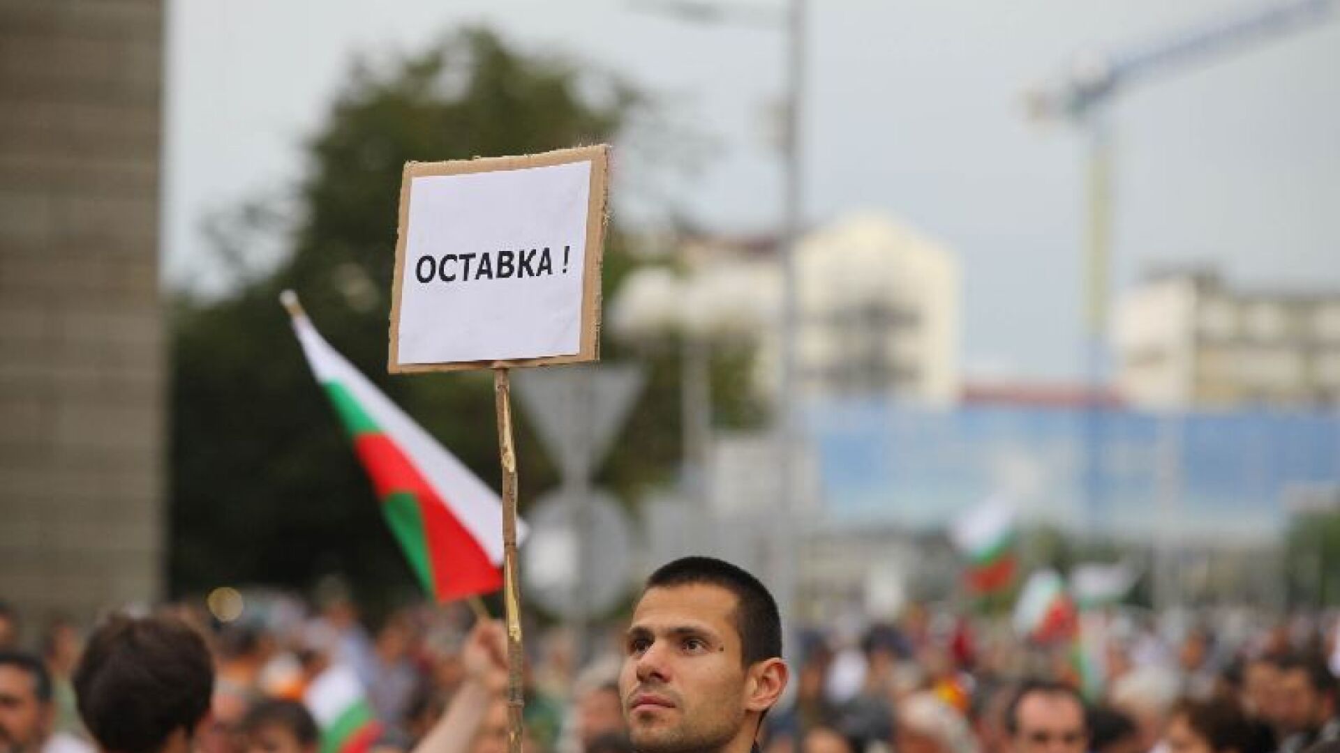Хиляди на протест въпреки лошото време