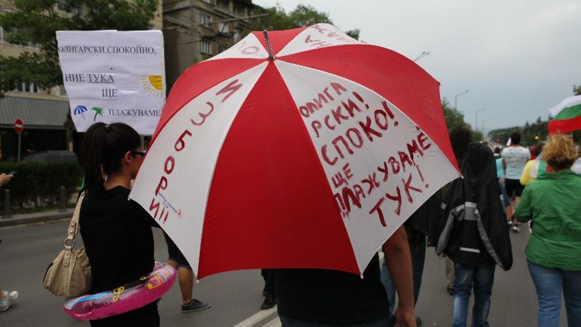 Хиляди на протест въпреки лошото време