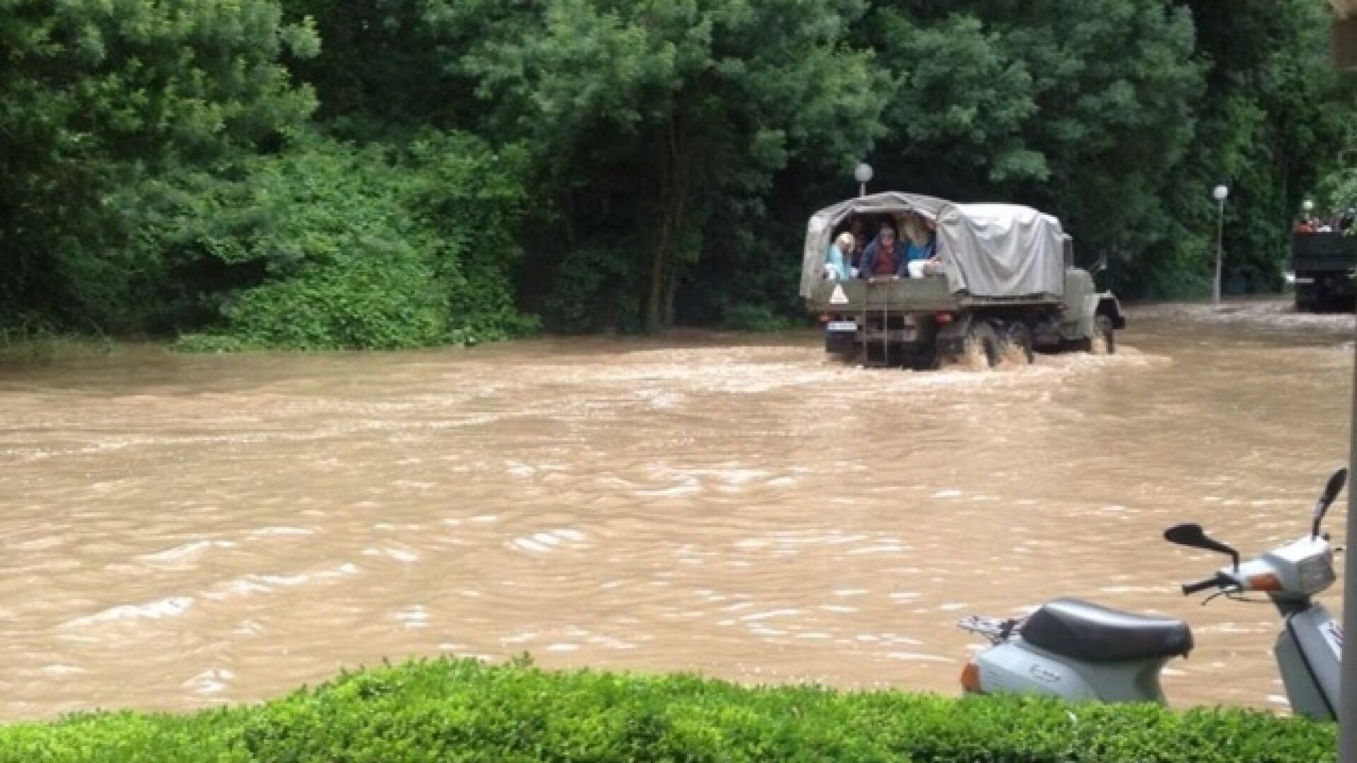 Стотици туристи във воден капан в 