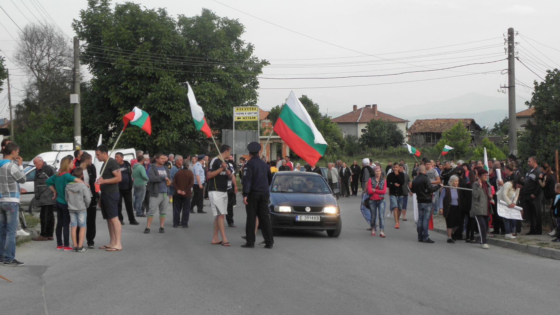 Футболни фенове и рокери опитаха да влязат в кв. „Кремиковци” в Гърмен