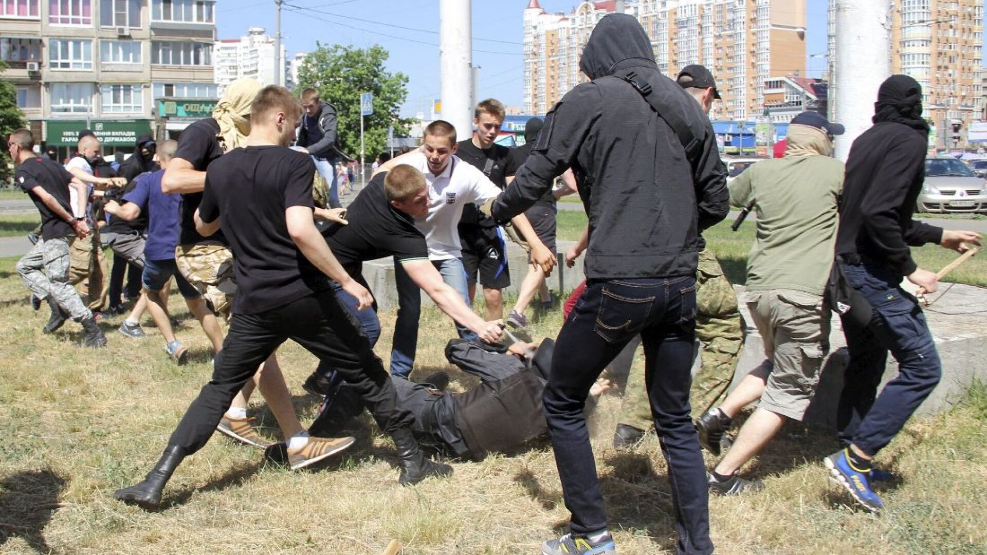 25 задържани и 6 ранени в сблъсъци срещу гей парад в Киев (СНИМКИ)