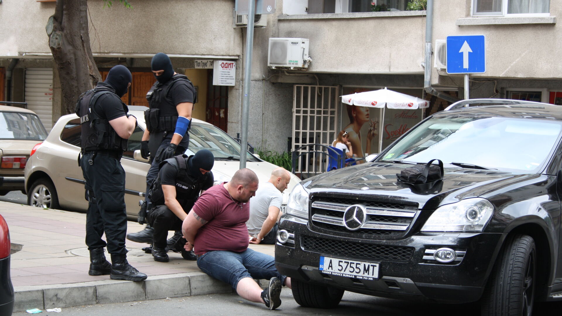 Арестуваха 15 души при спецакция в Бургас (СНИМКИ)