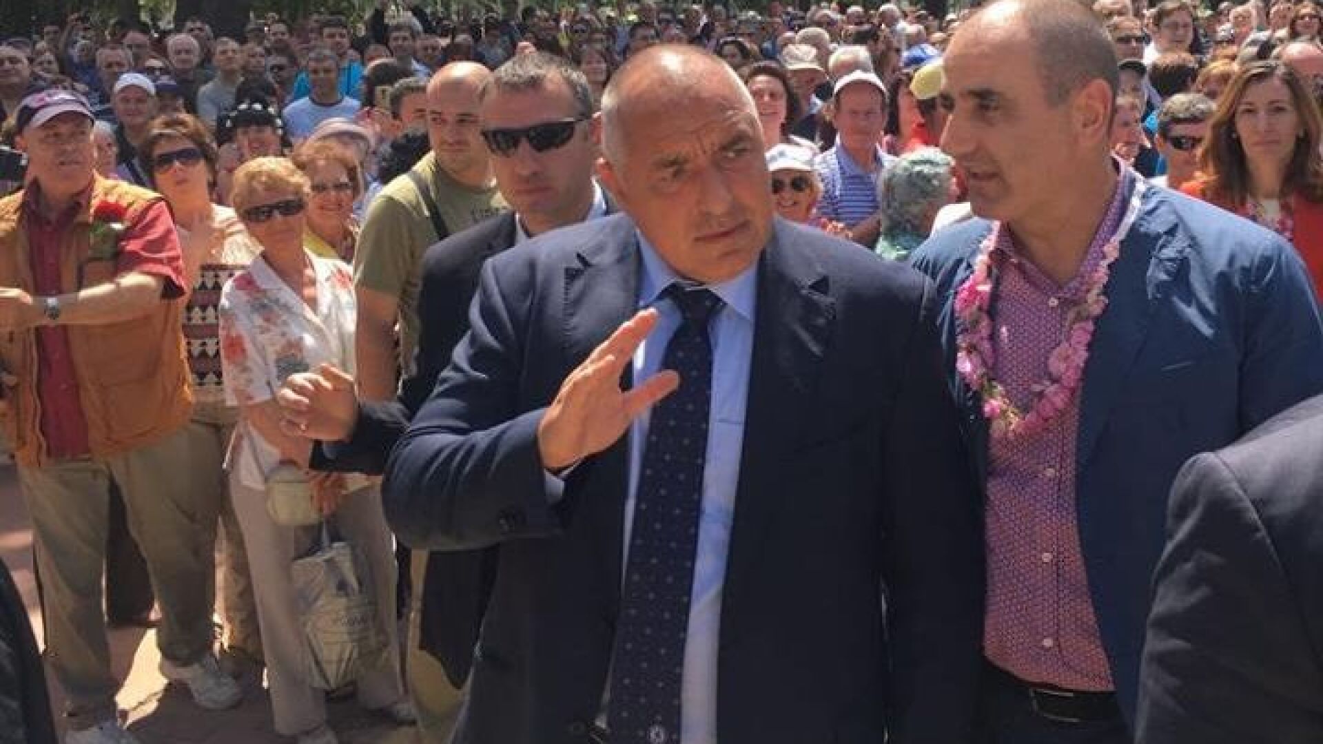 Не на Хаваите, а в Казанлък: Закичени министри и премиер откриха Музей на розата (СНИМКИ И ВИДЕО)