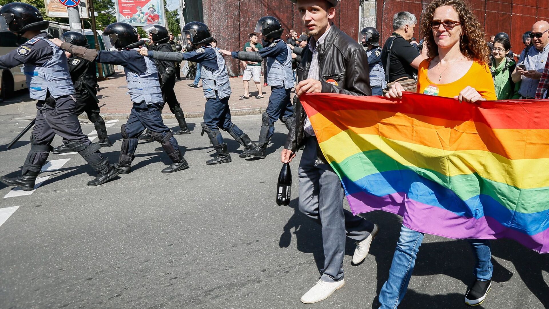 Гей парад без инциденти по улиците на Киев (СНИМКИ)