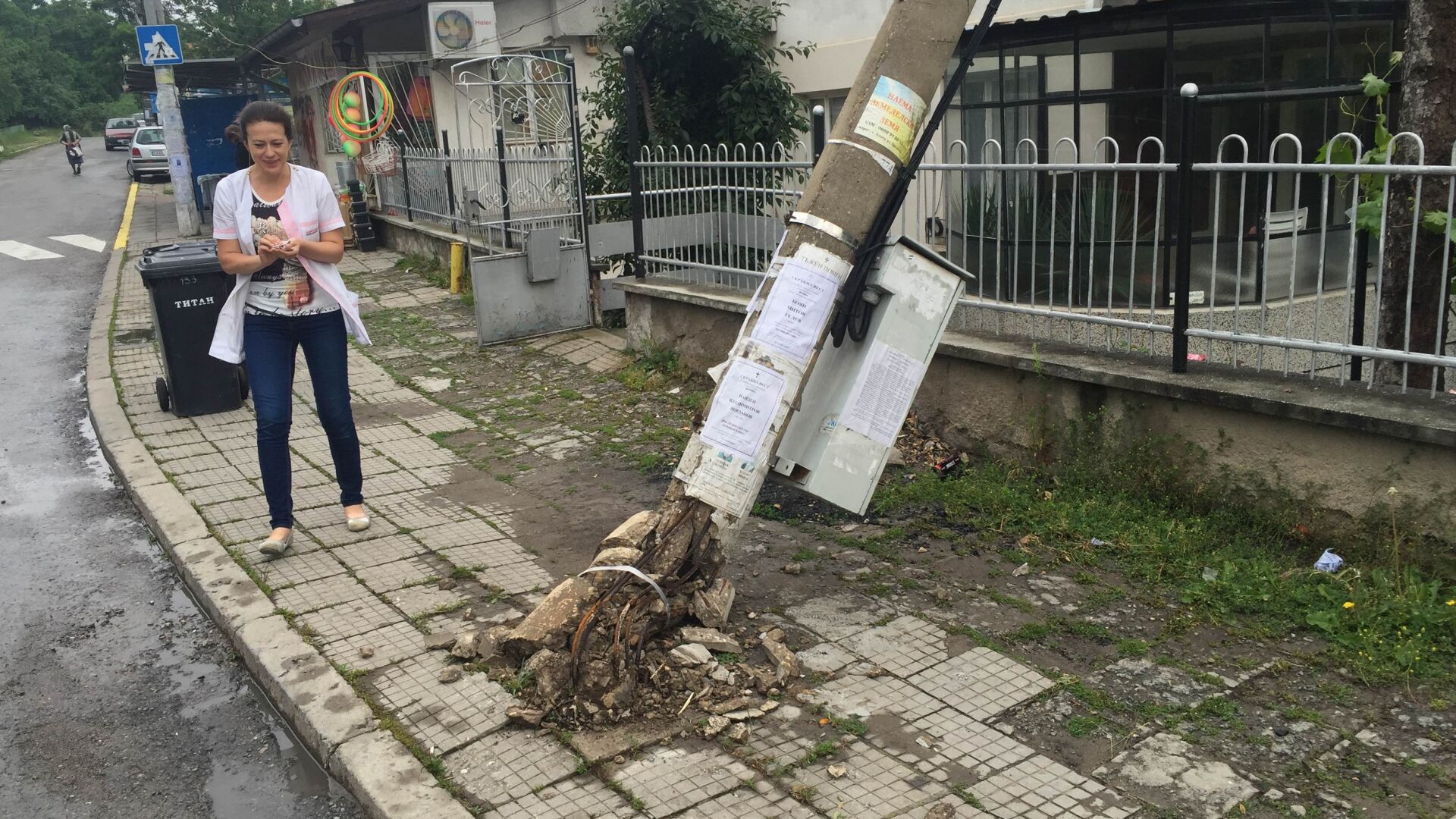 Уличен стълб почти падна върху къща в софийското село Лозен (СНИМКИ)