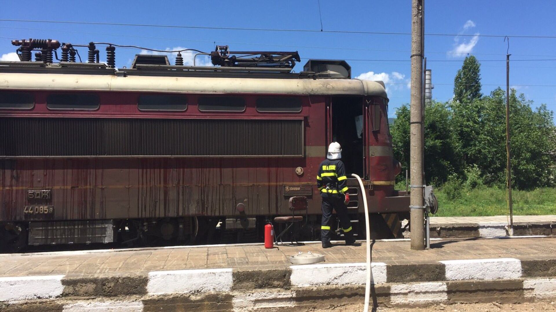 Бърз влак от Бургас за София e спрян заради дим под локомотива
