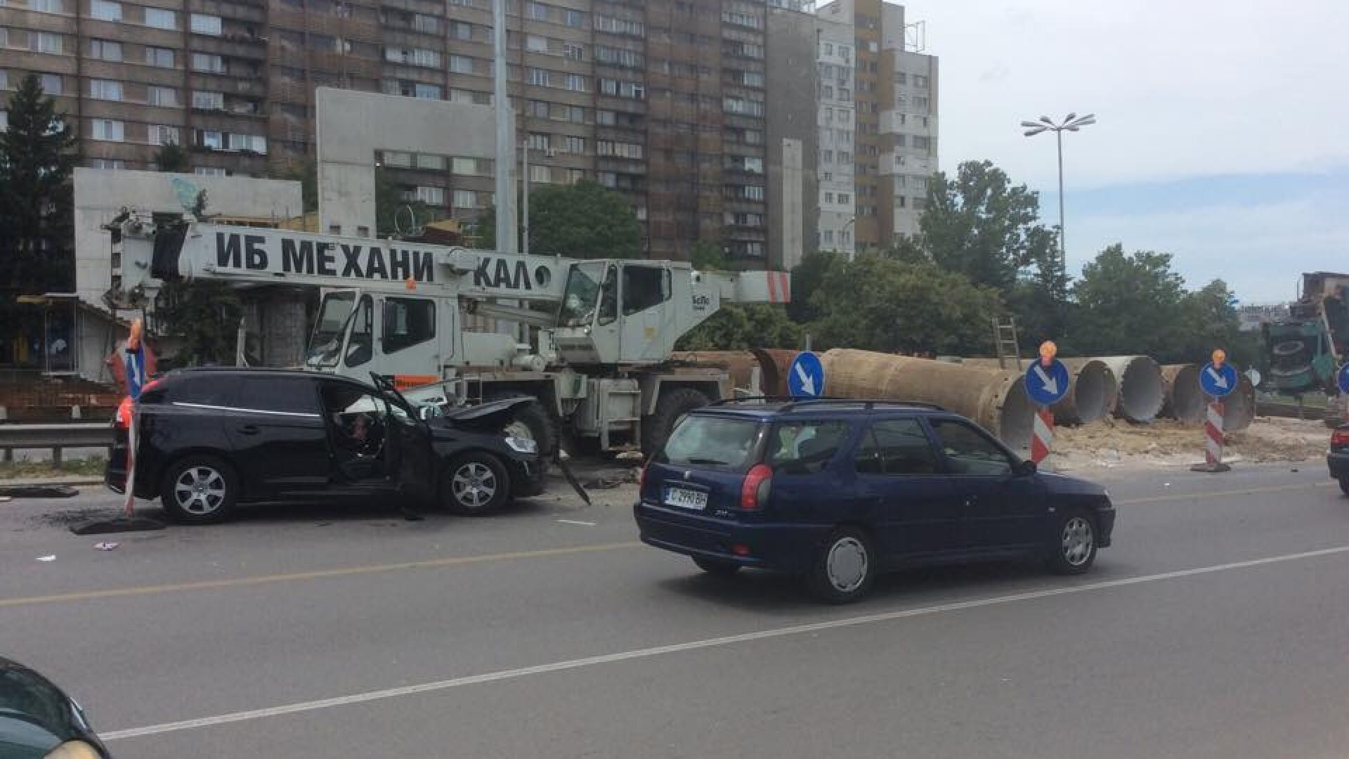 Кола се удари в кран на 