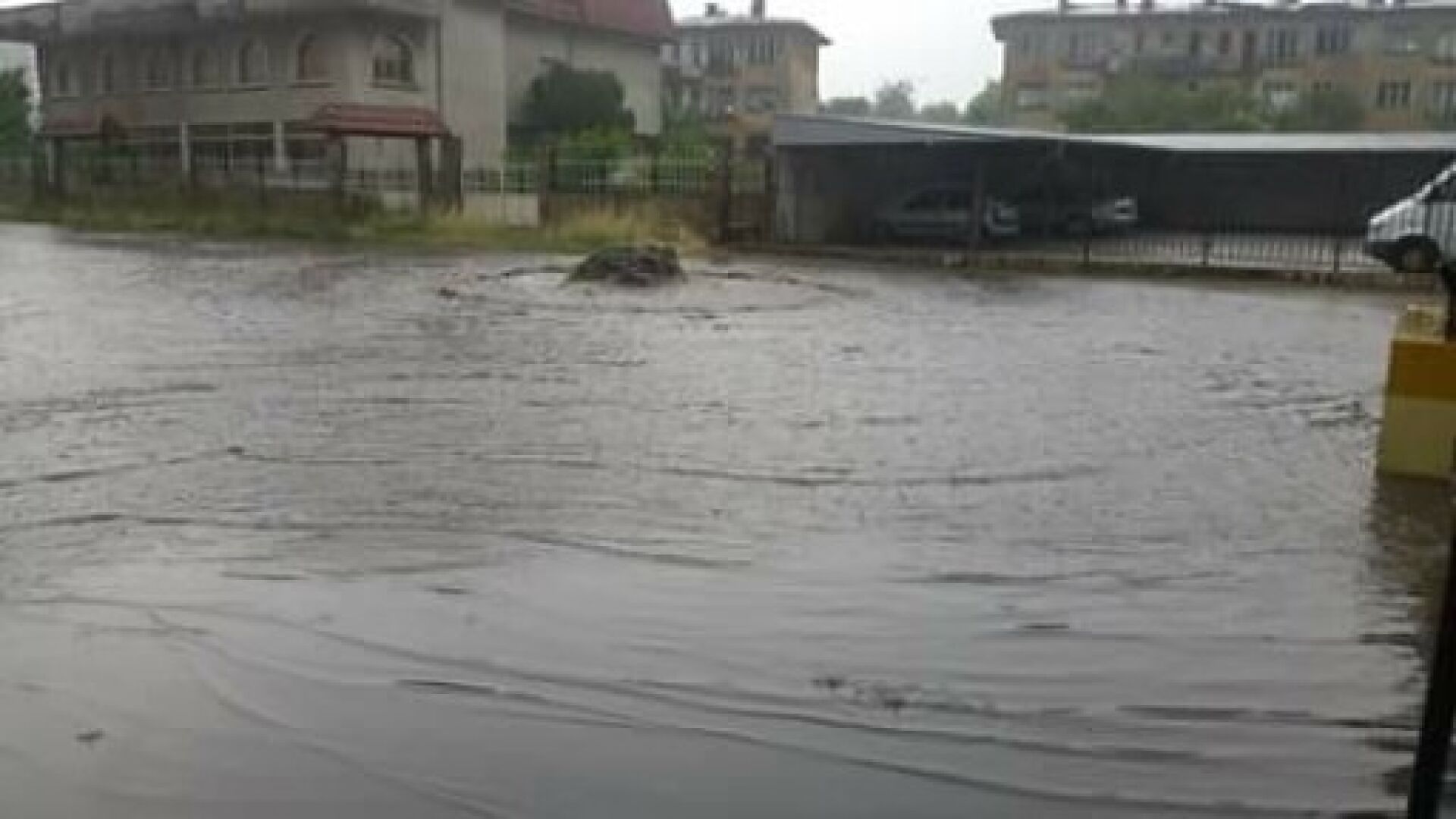 Порои наводниха много градове и села в страната