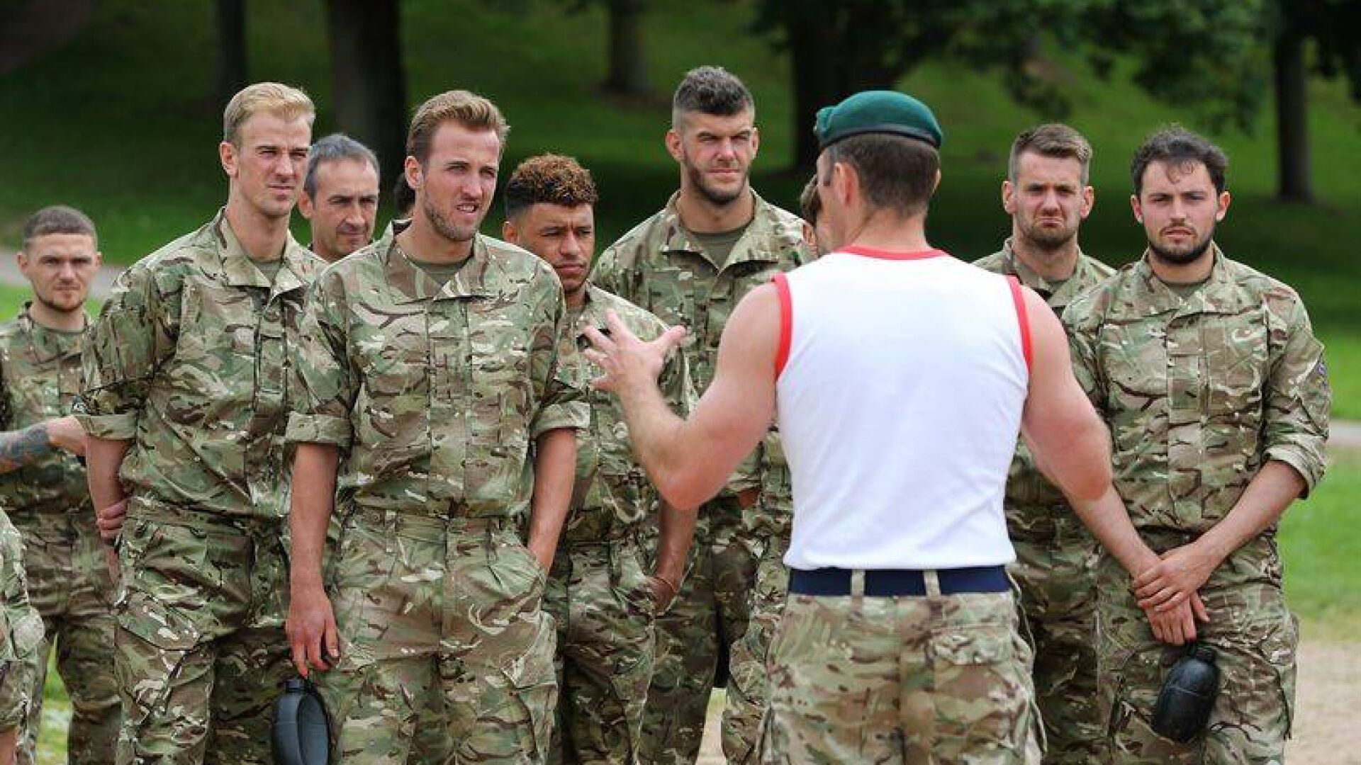 Английските футболисти се готвят за война... буквално (ГАЛЕРИЯ)