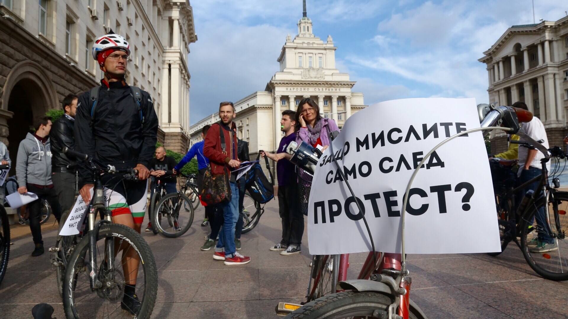 Граждани протестират заради ремонта на бул. 