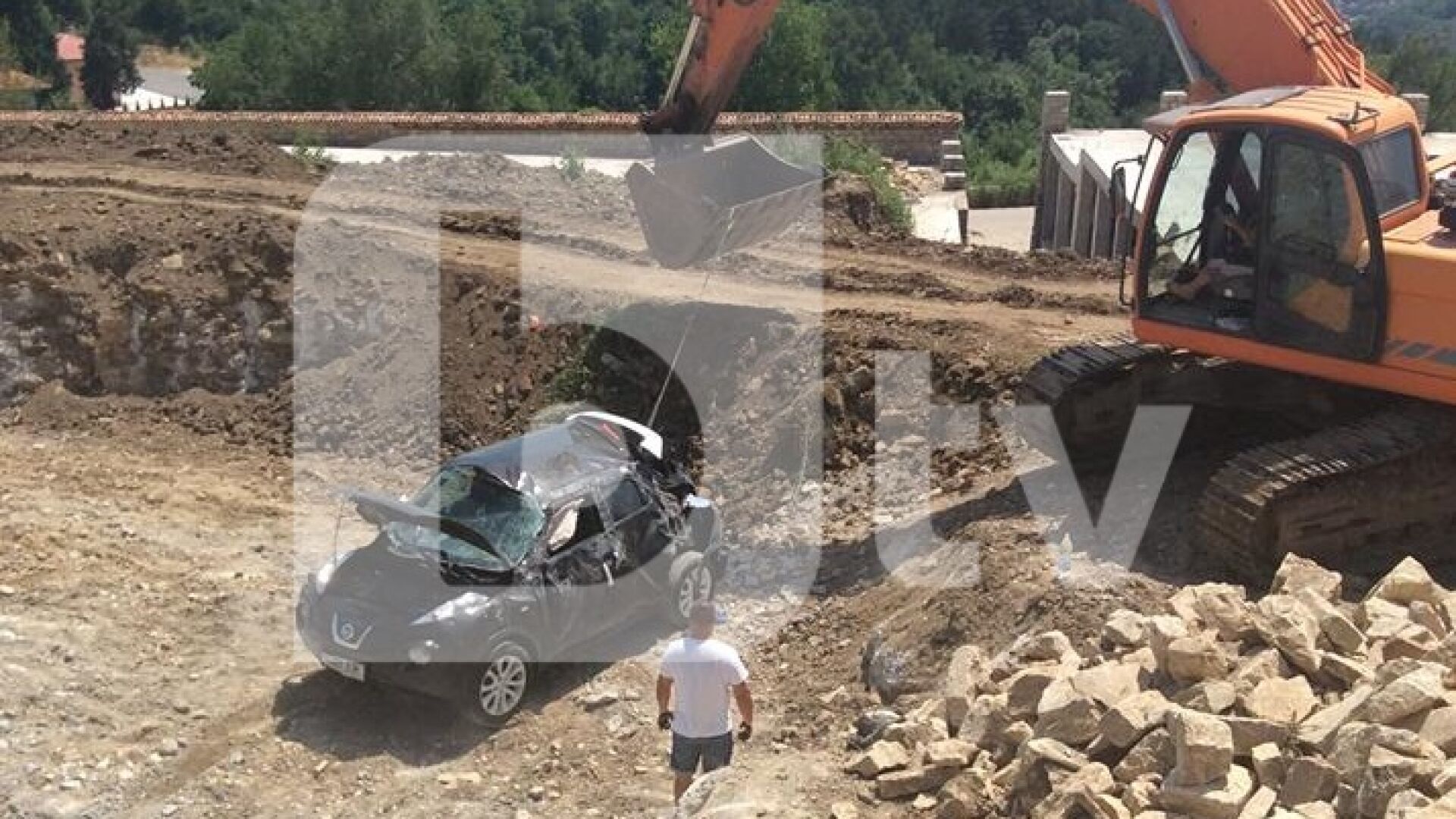 Румънци пропаднаха с автомобила си в 6-метров изкоп в Арбанаси