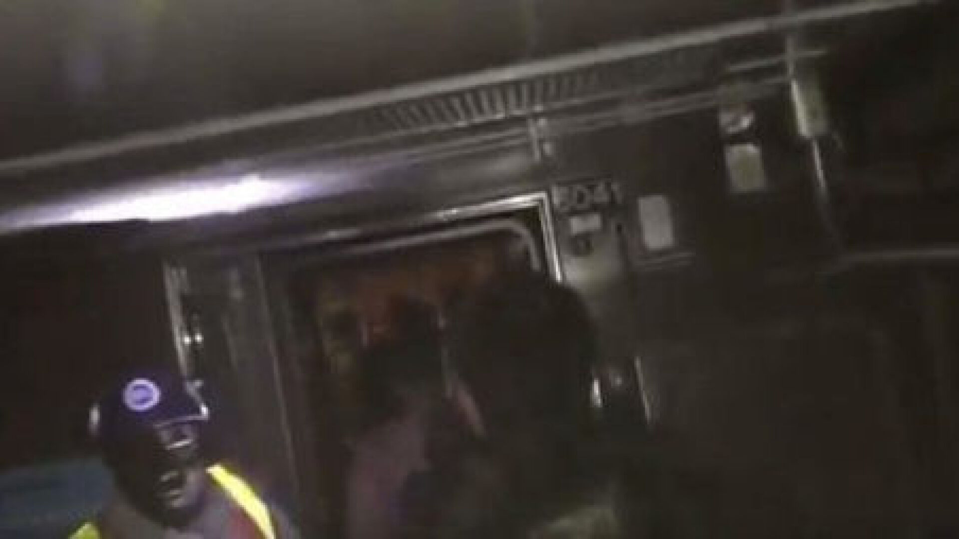 Влак дерайлира в нюйоркското метро (СНИМКИ и ВИДЕО)
