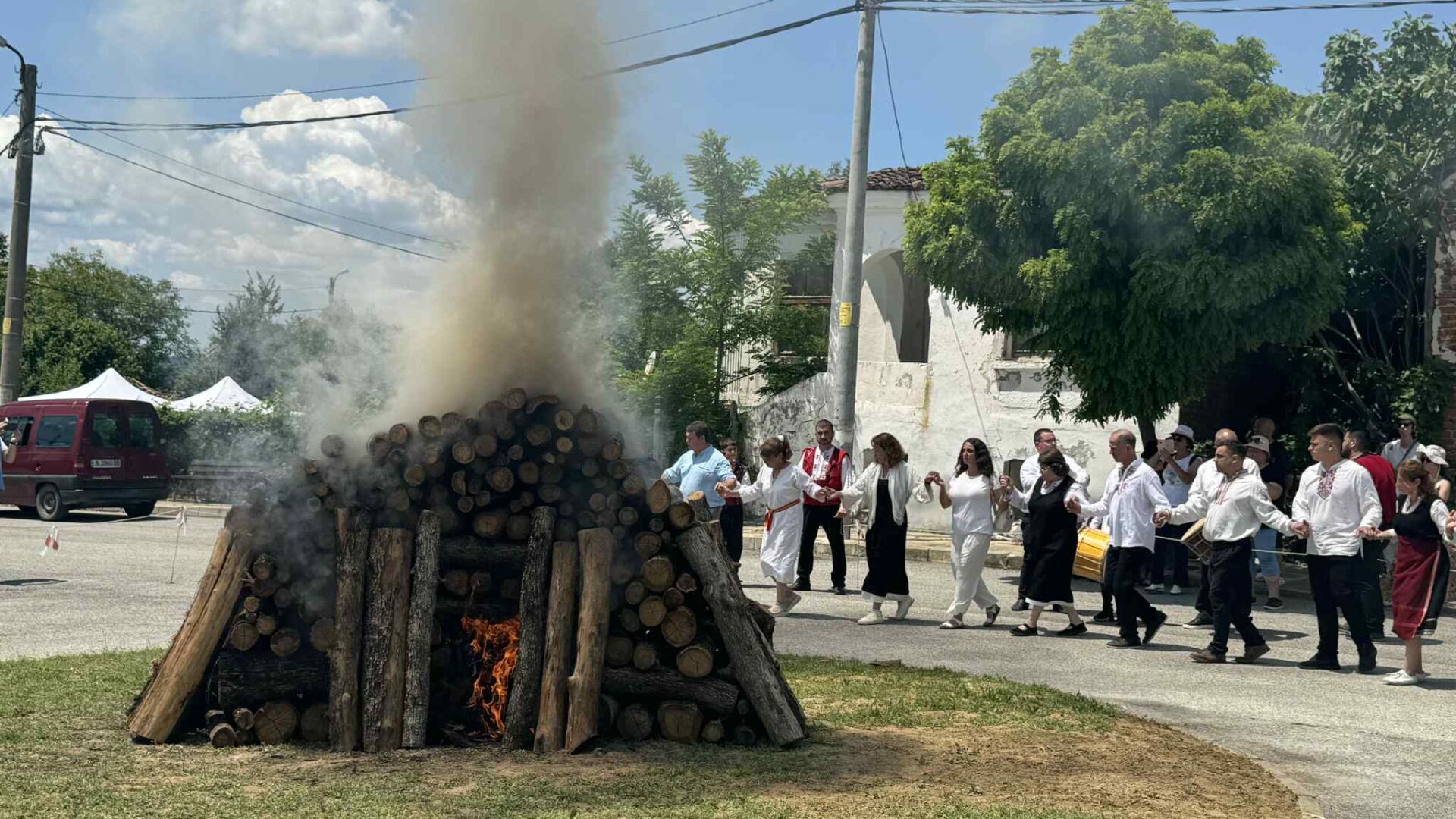 Нестинарският огън в село Българи беше запален 