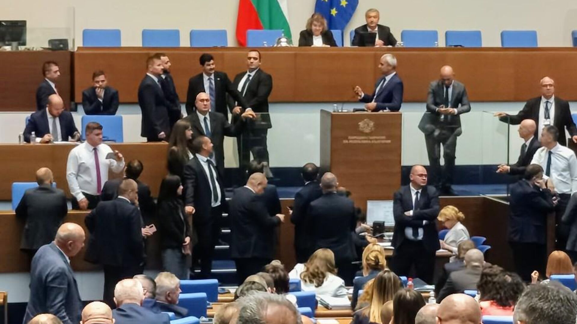 „Днес е черен ден – еничарите погребват България“: „Възраждане“ окупираха трибуната на НС
