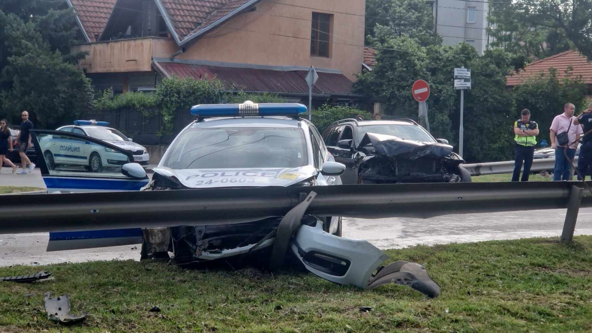 Тежка катастрофа: Автомобил блъсна полицейски патрул в София. Шофьорът избяга