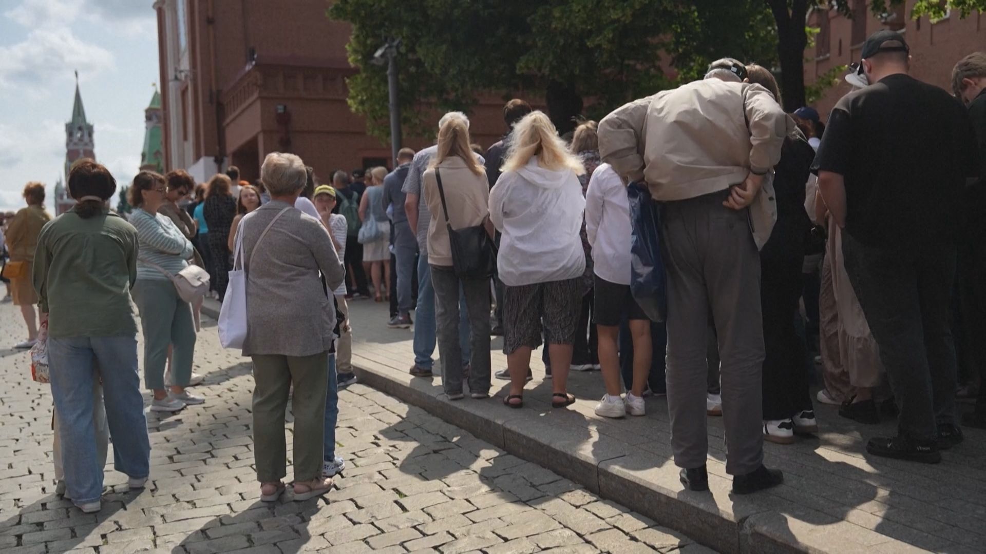 Сбогом, Ленин? Руснаци се стичат, за да видят мавзолея на болшевишкия лидер, преди да бъде затворен
