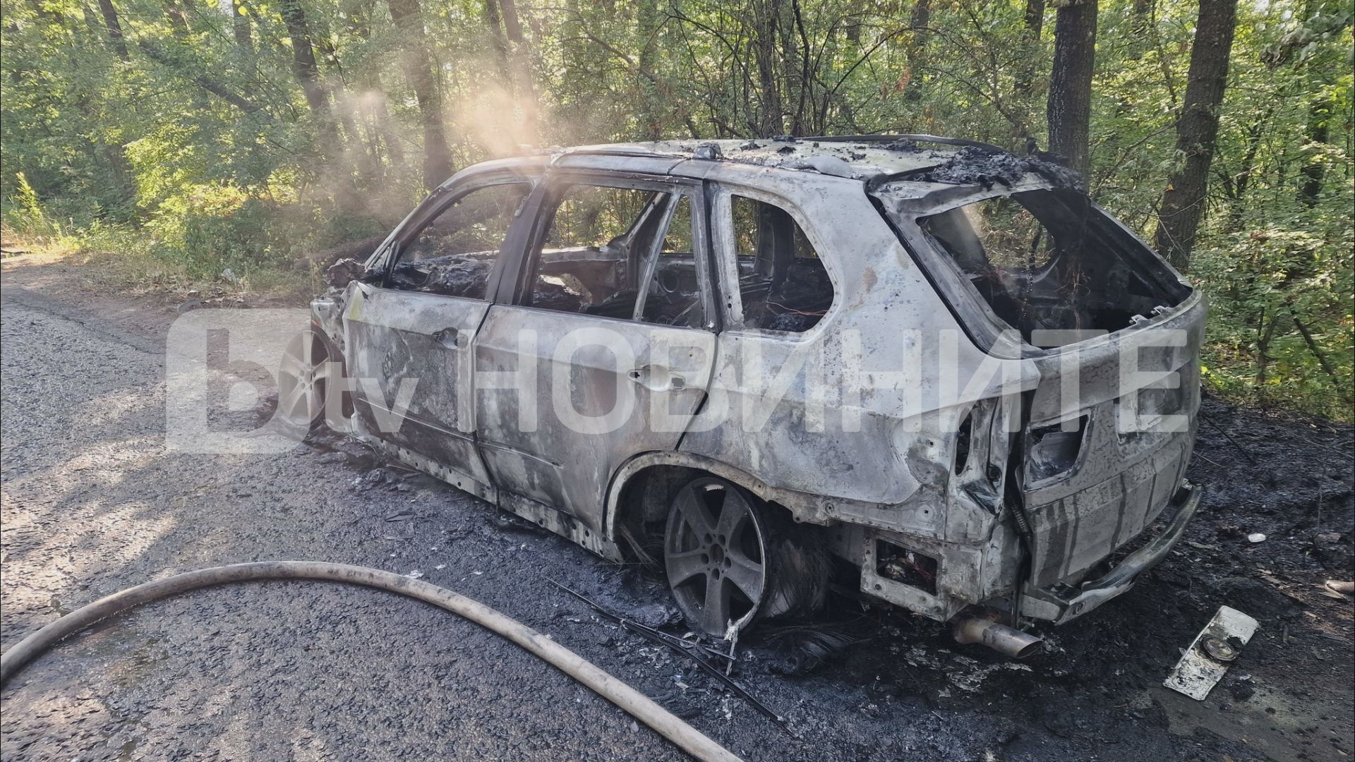 Автомобил се запали в движение и изгоря край Враца (СНИМКИ)