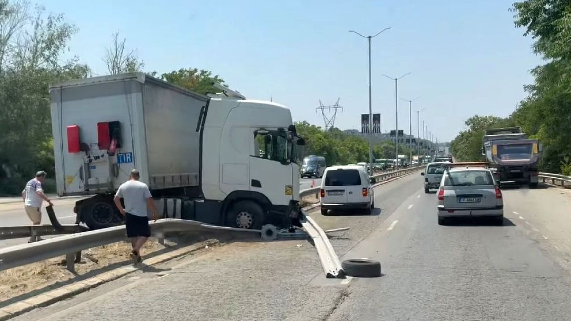 Спряха движението към Дунав мост заради камион на мантинелата