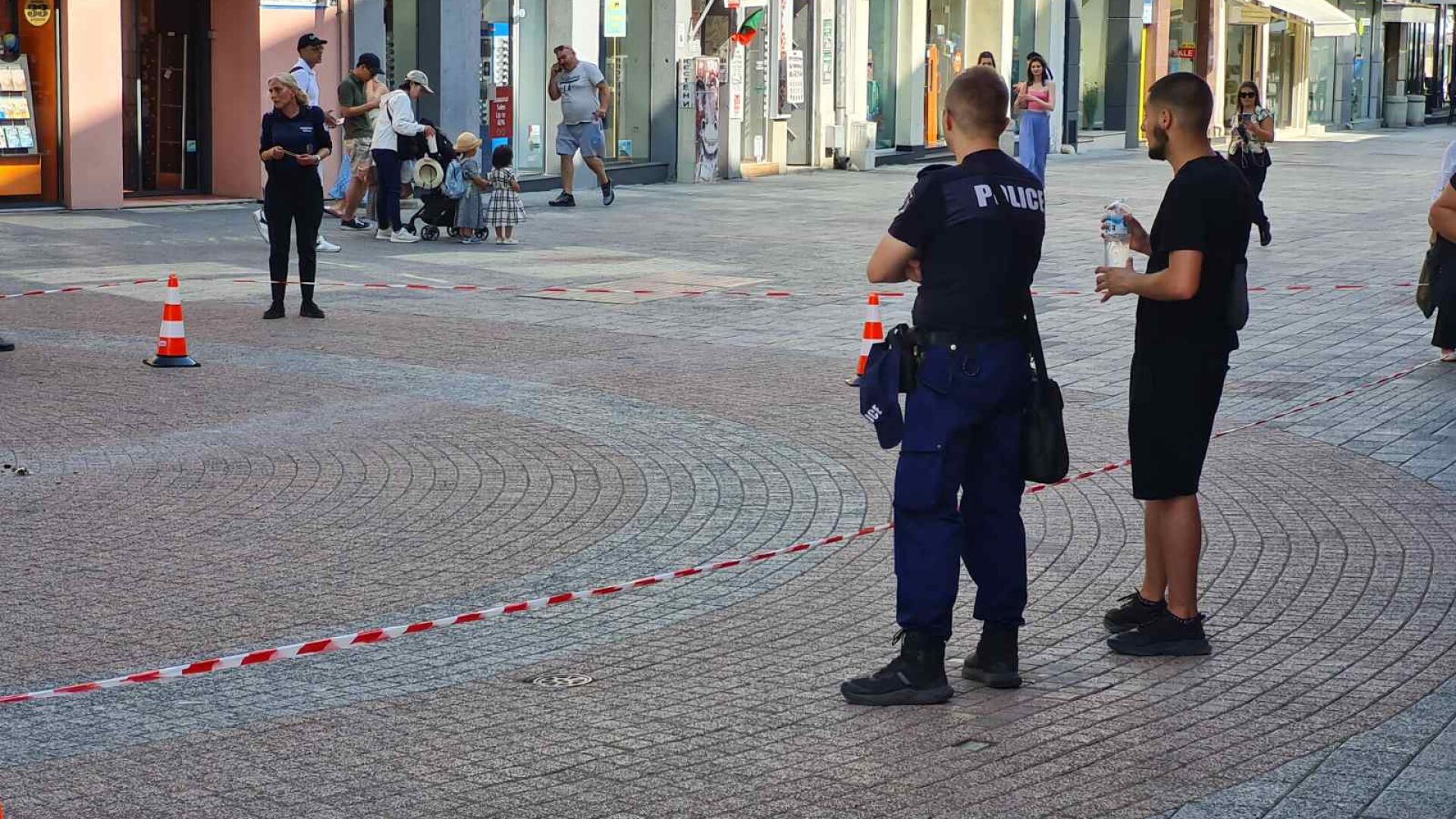 Заради пчели: Полицаи отцепиха периметър от главната улица в Пловдив