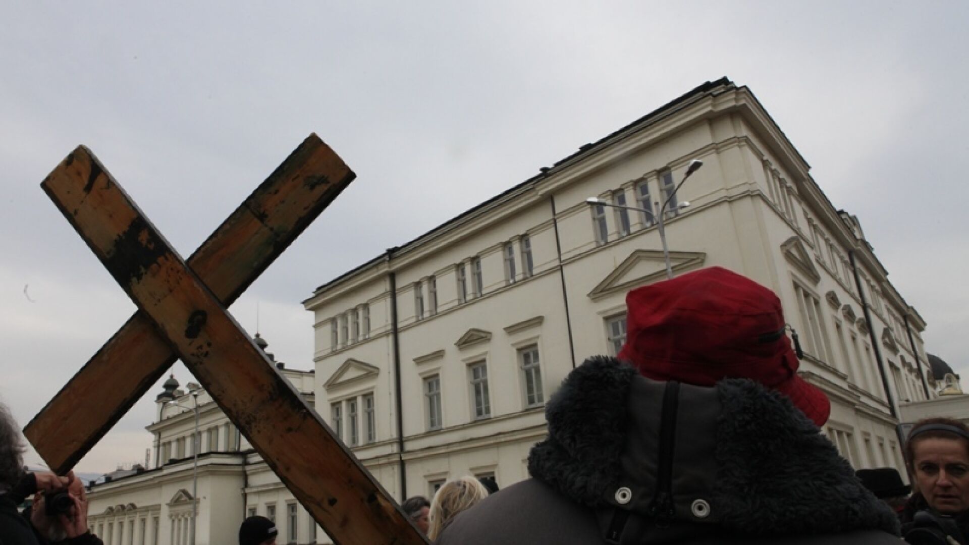 Протестиращи опитаха да блокират депутатите в парламента