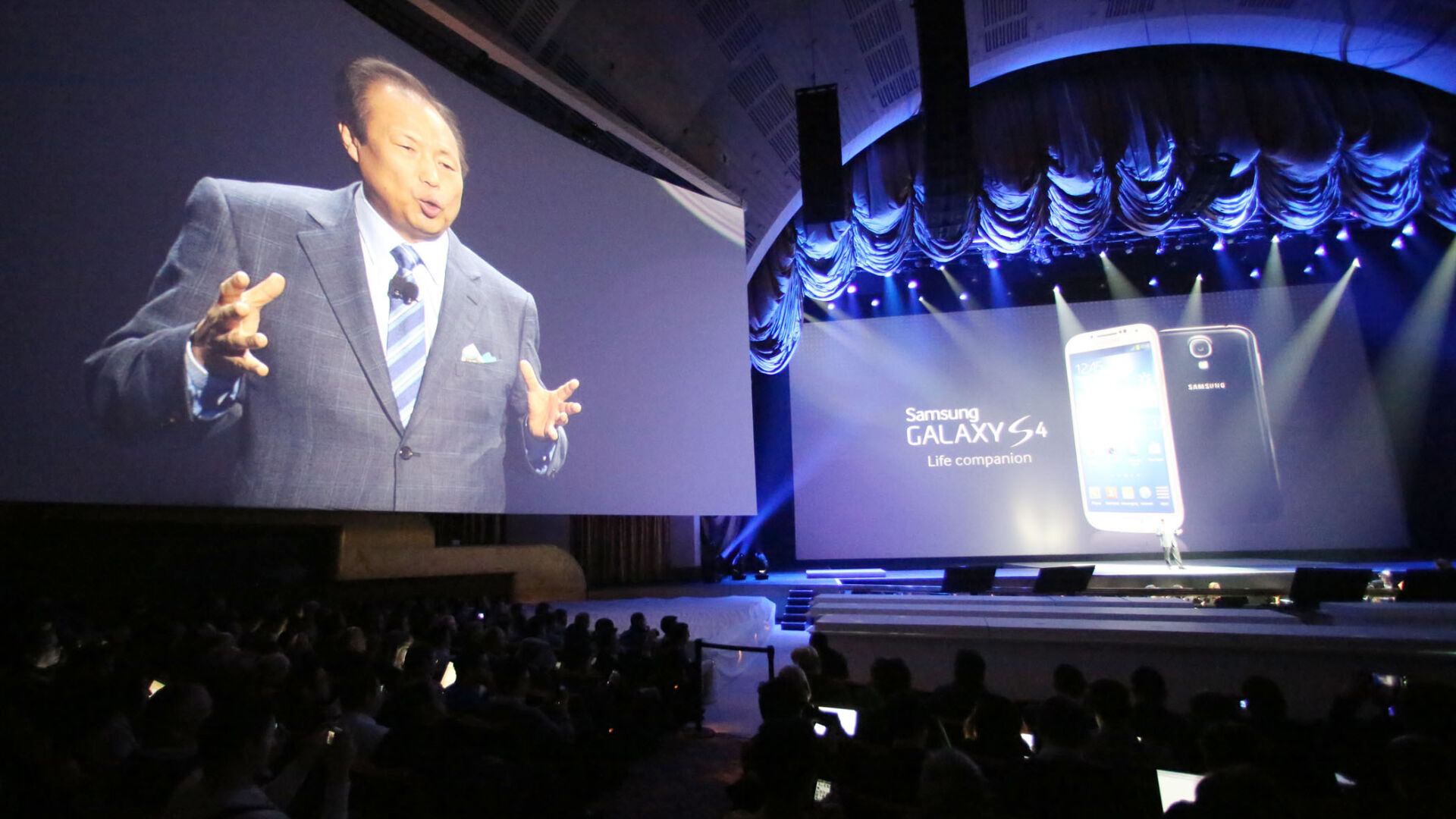 Samsung Galaxy S4 – новият световен мобилен ред, от април в магазините