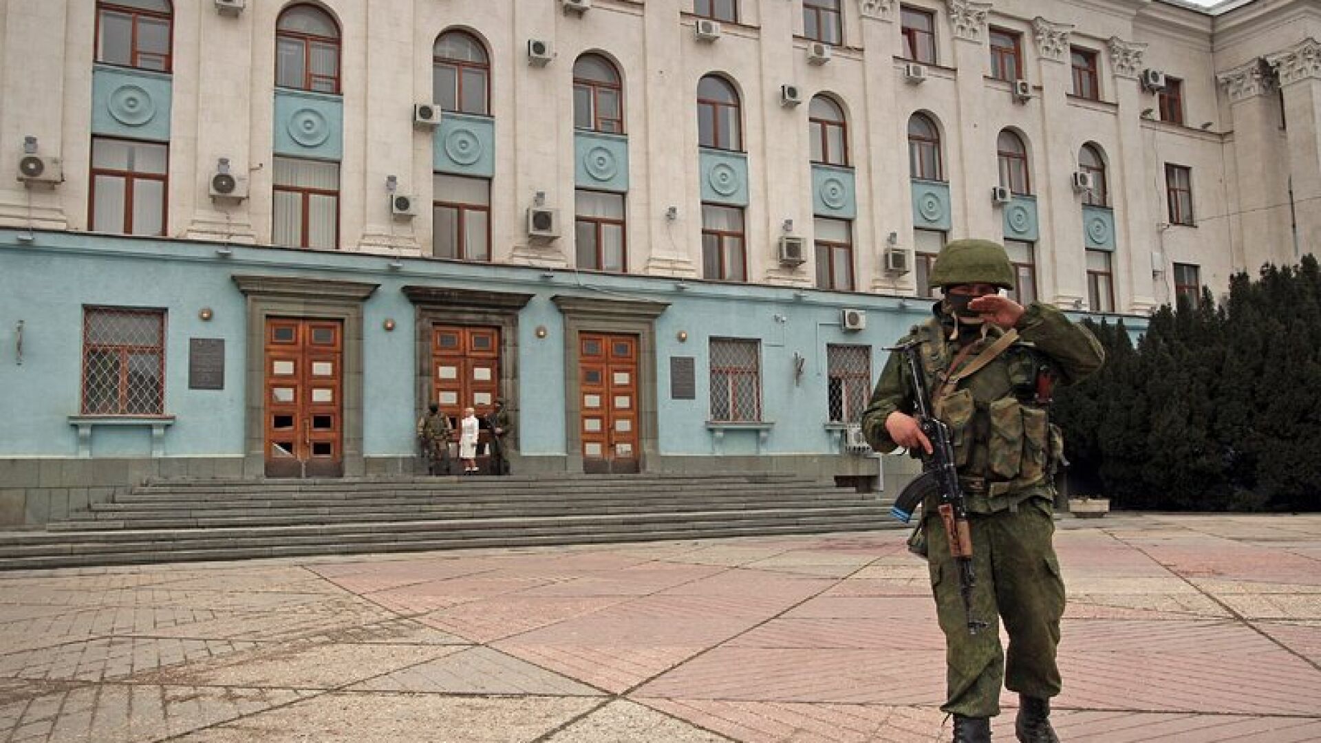 Тежковъоръжени военни и картечници в столицата на Крим (СНИМКИ)