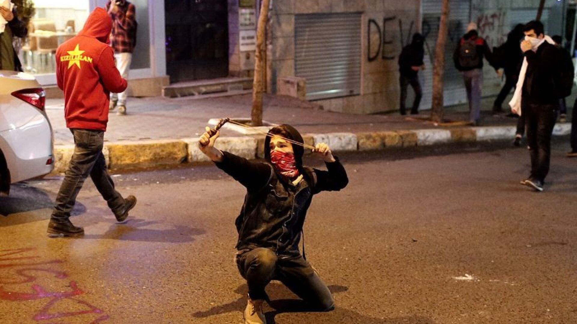 Нови сблъсъци с полицията на протест срещу корупцията в Истанбул