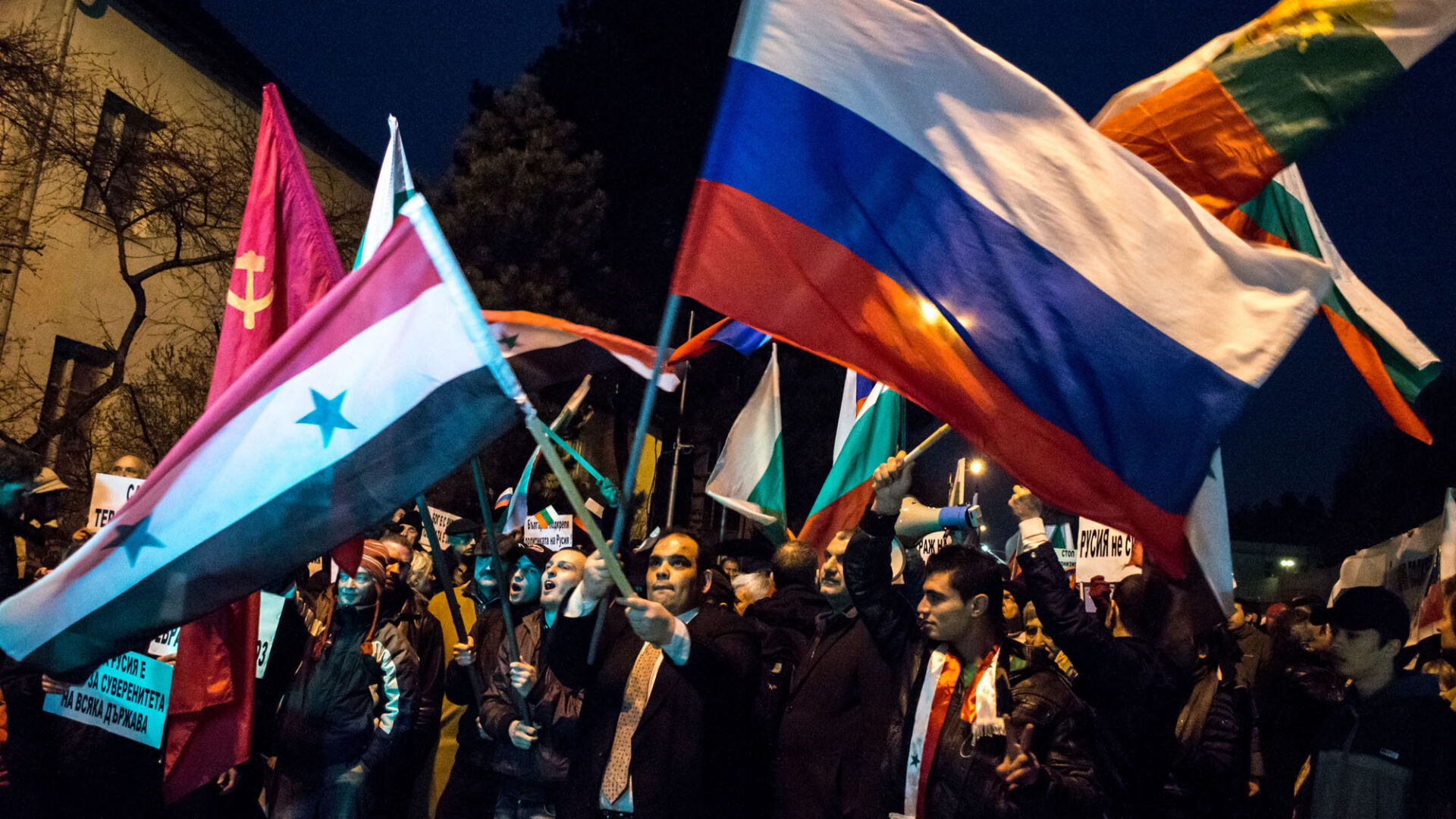 Проруски и анти-Путин протест пред посолството на Русия (СНИМКИ)