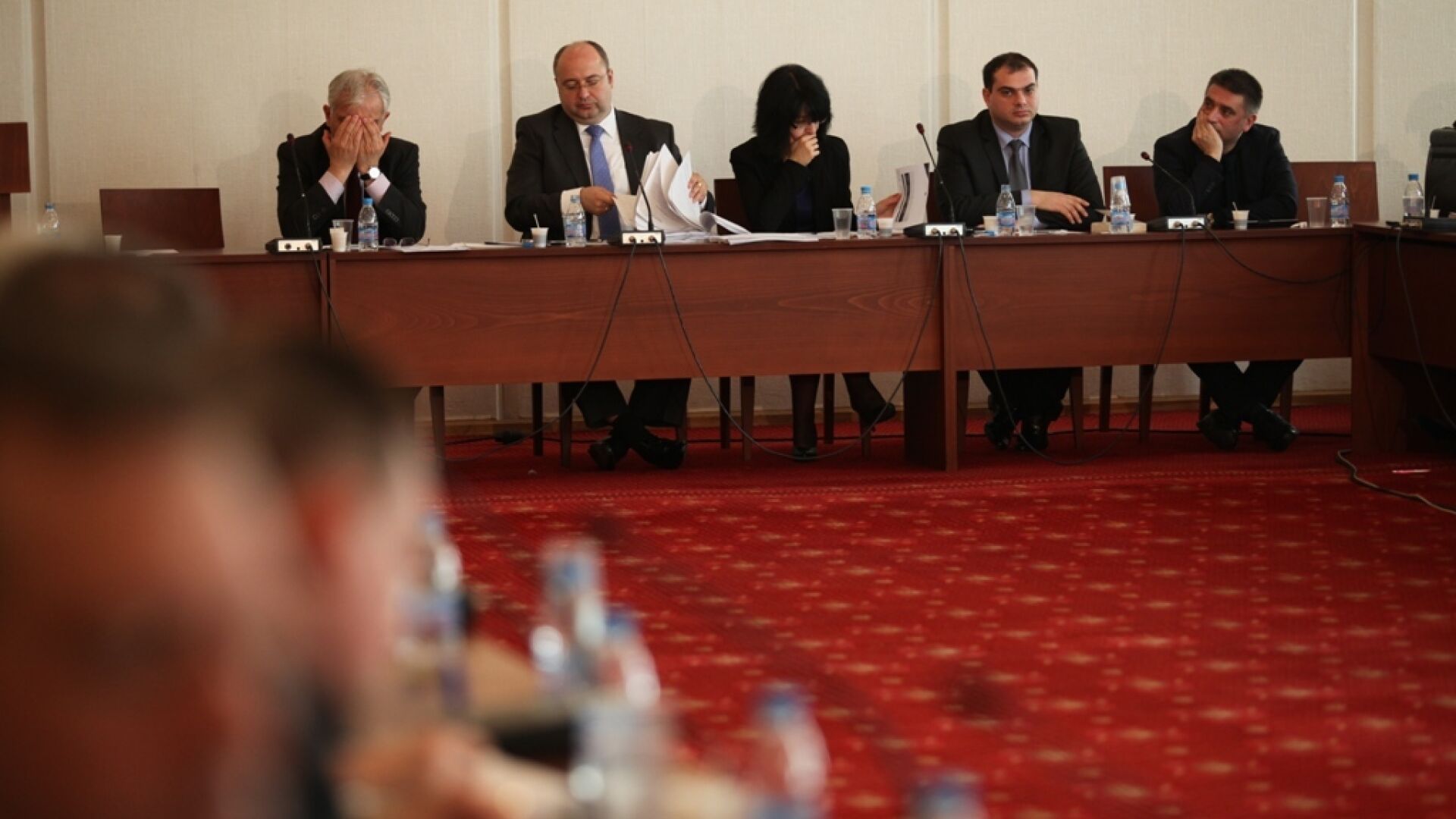 Интригата около местата на власт и опозиция в ЦИК остава