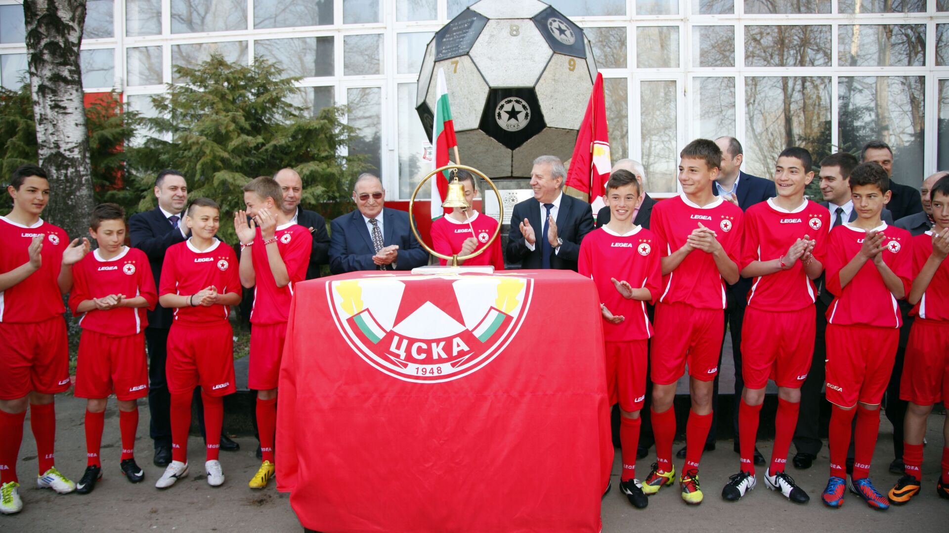 Акциите на ЦСКА се изкупуват като 