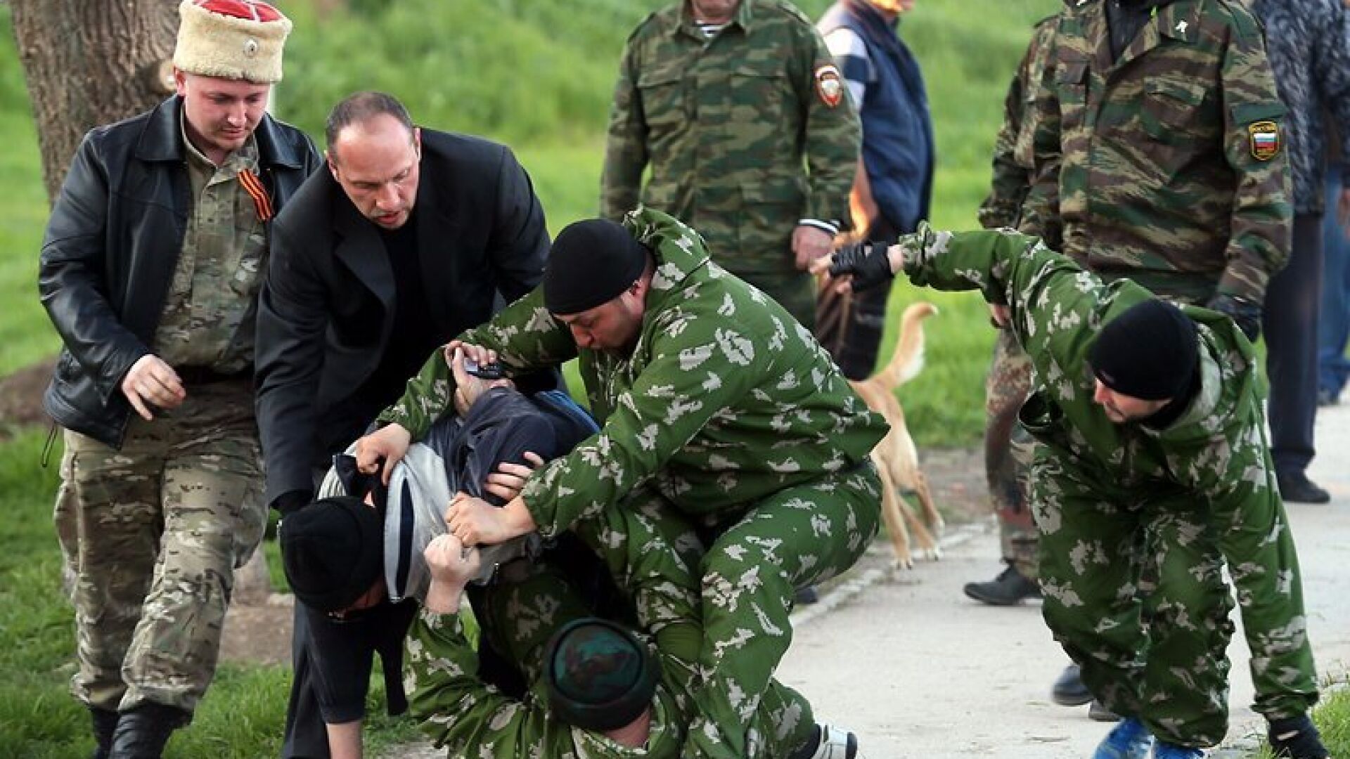 Руски бронирани машини проникнаха в украинска база в Крим