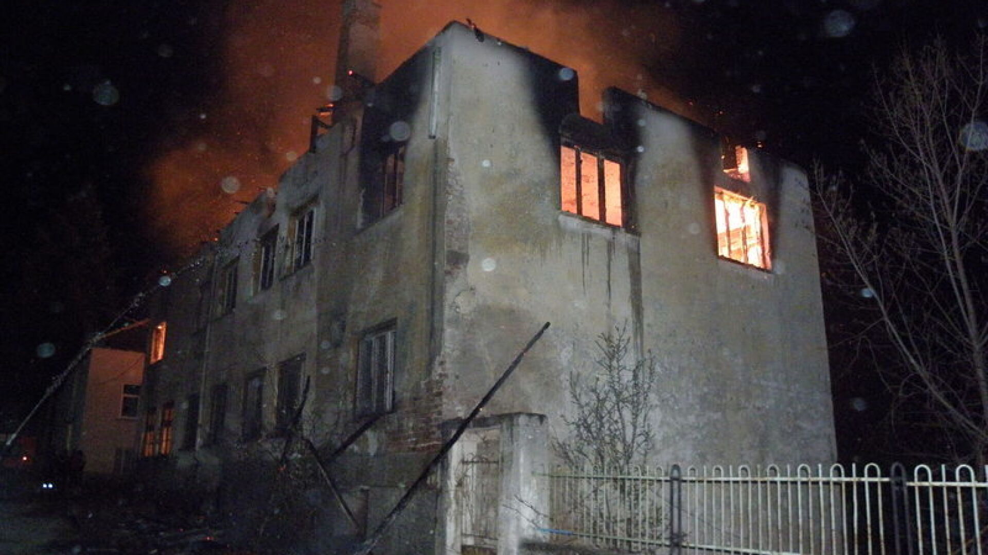 Пожар изпепели старо помощно училище в Кочериновско (Снимки)
