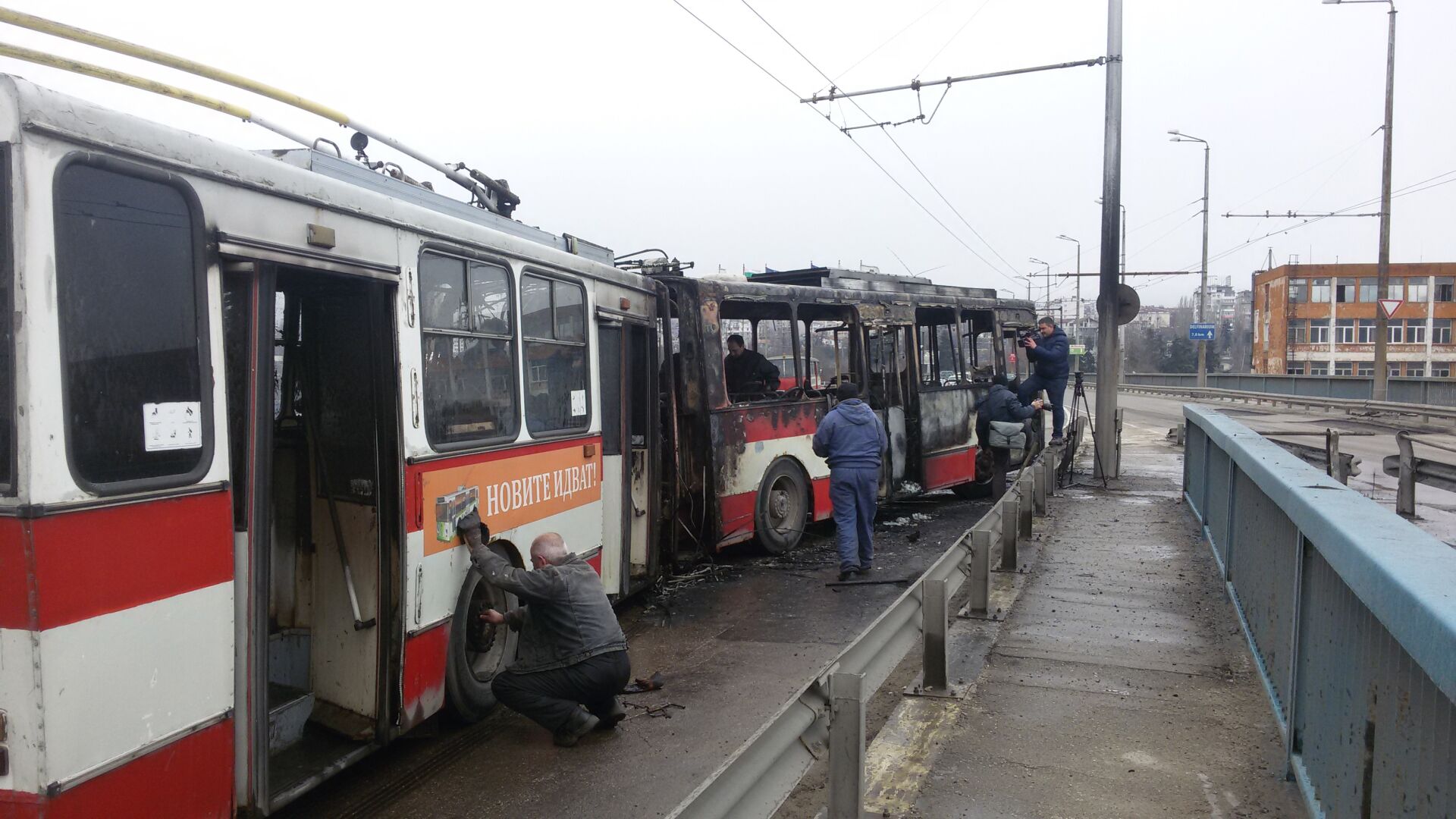 Тролей изгоря на Аспаруховия мост във Варна (СНИМКИ)