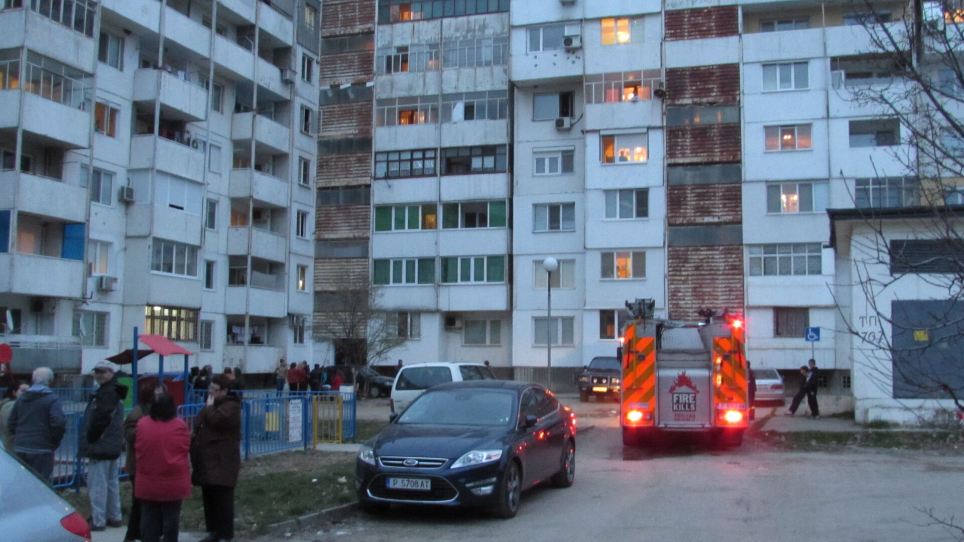В Русе евакуираха цял вход на блок заради пожар (СНИМКИ и ВИДЕО)