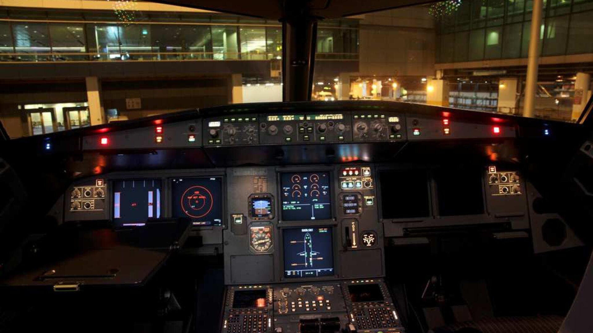 В пилотската кабина на Airbus A320, какъвто се разби във Франция (СНИМКИ)