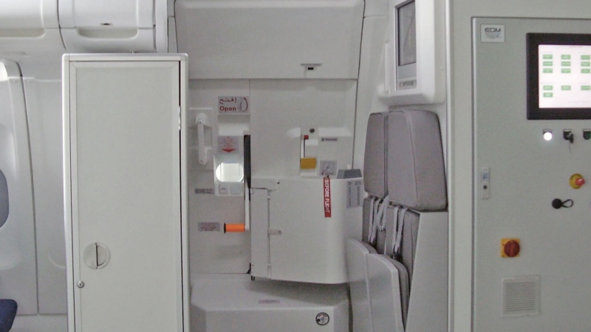 Защо пилотът на Germanwings остана извън кабината?