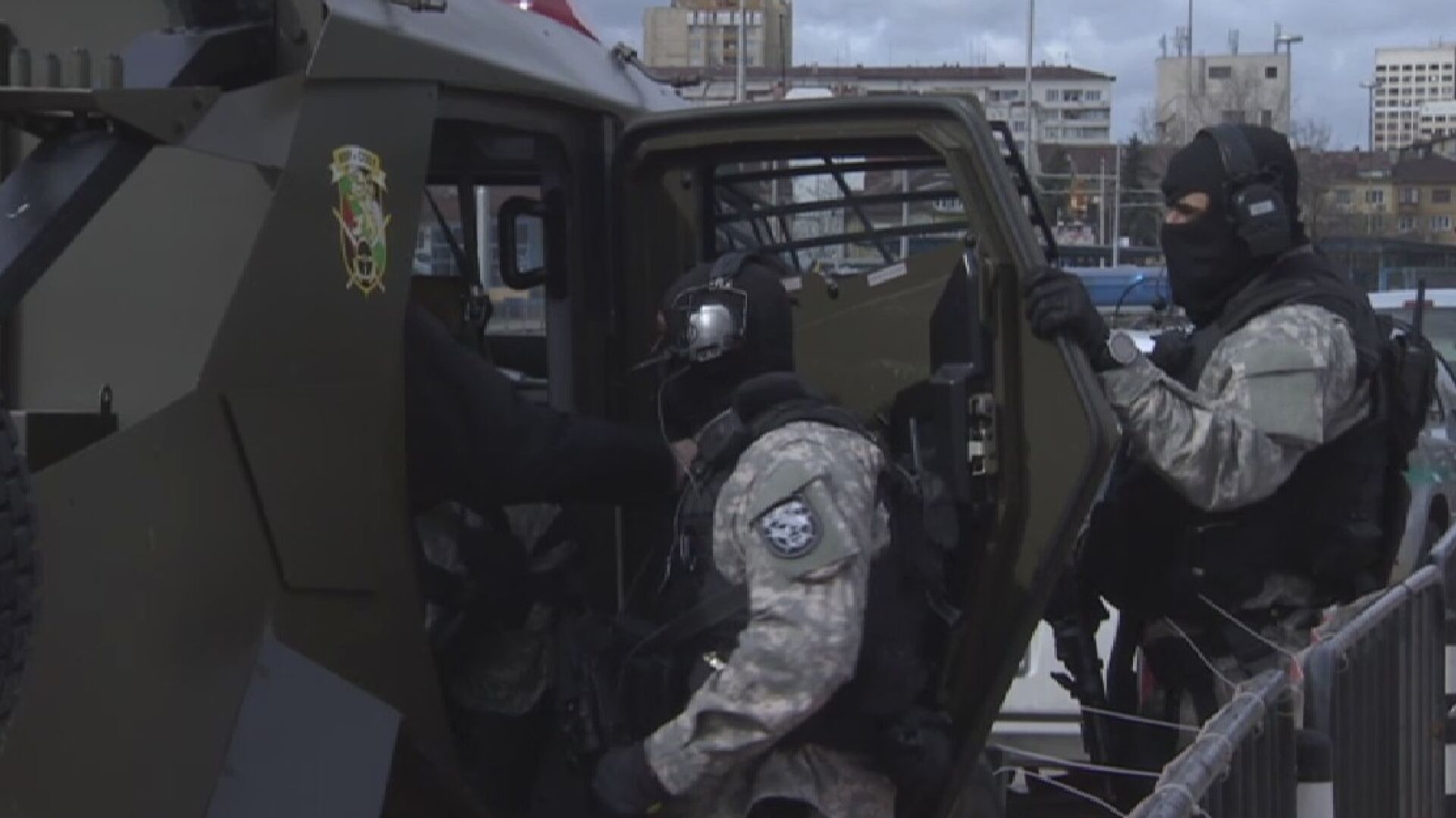 Спецчасти провеждат полицейска операция в района на Централна гара (СНИМКИ и ВИДЕО)