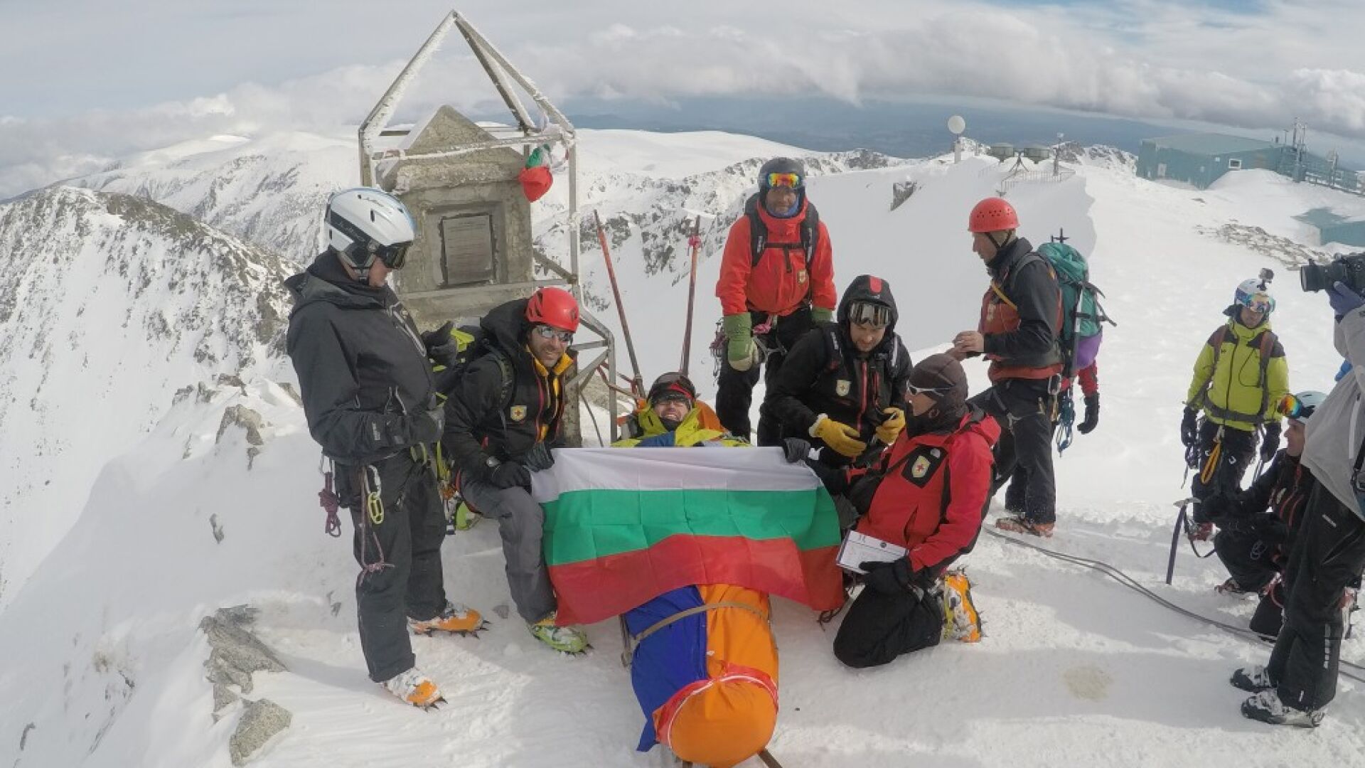 С малко помощ от ПСС: Мъж в инвалидна количка се качи на в. Мусала (ГАЛЕРИЯ)