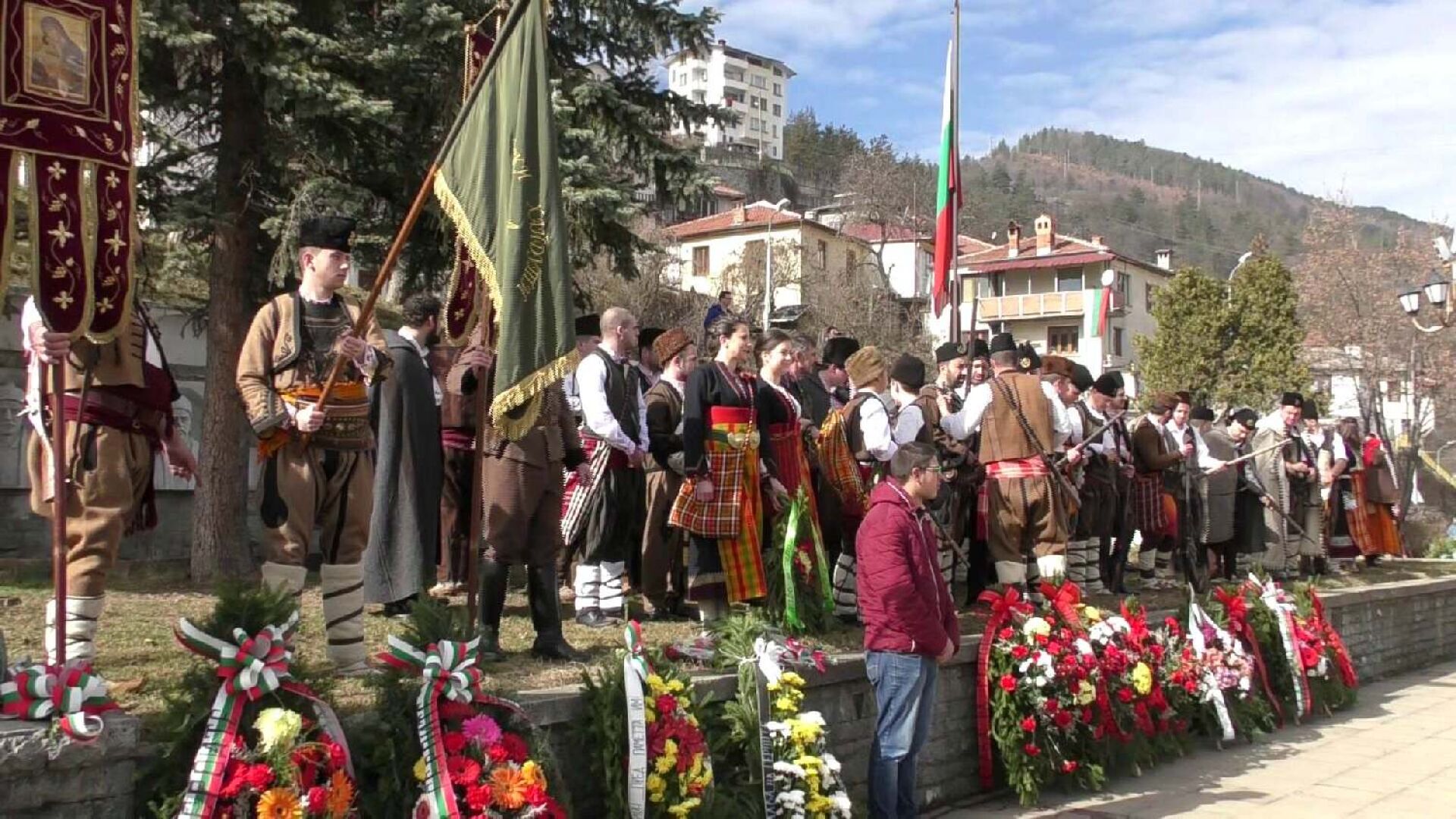 Родопски хайдути извадиха от музея пушката на Капитан Петко войвода (СНИМКИ И ВИДЕО)