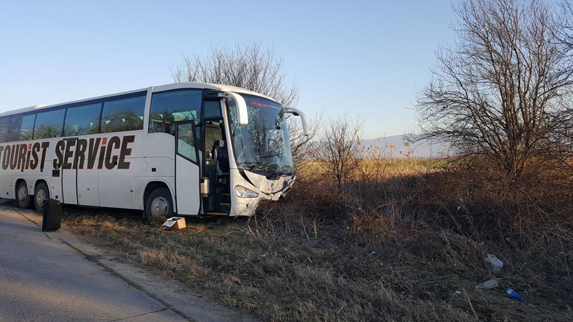 Кола се вряза челно в автобус, трима младежи загинаха (ВИДЕО И СНИМКИ)