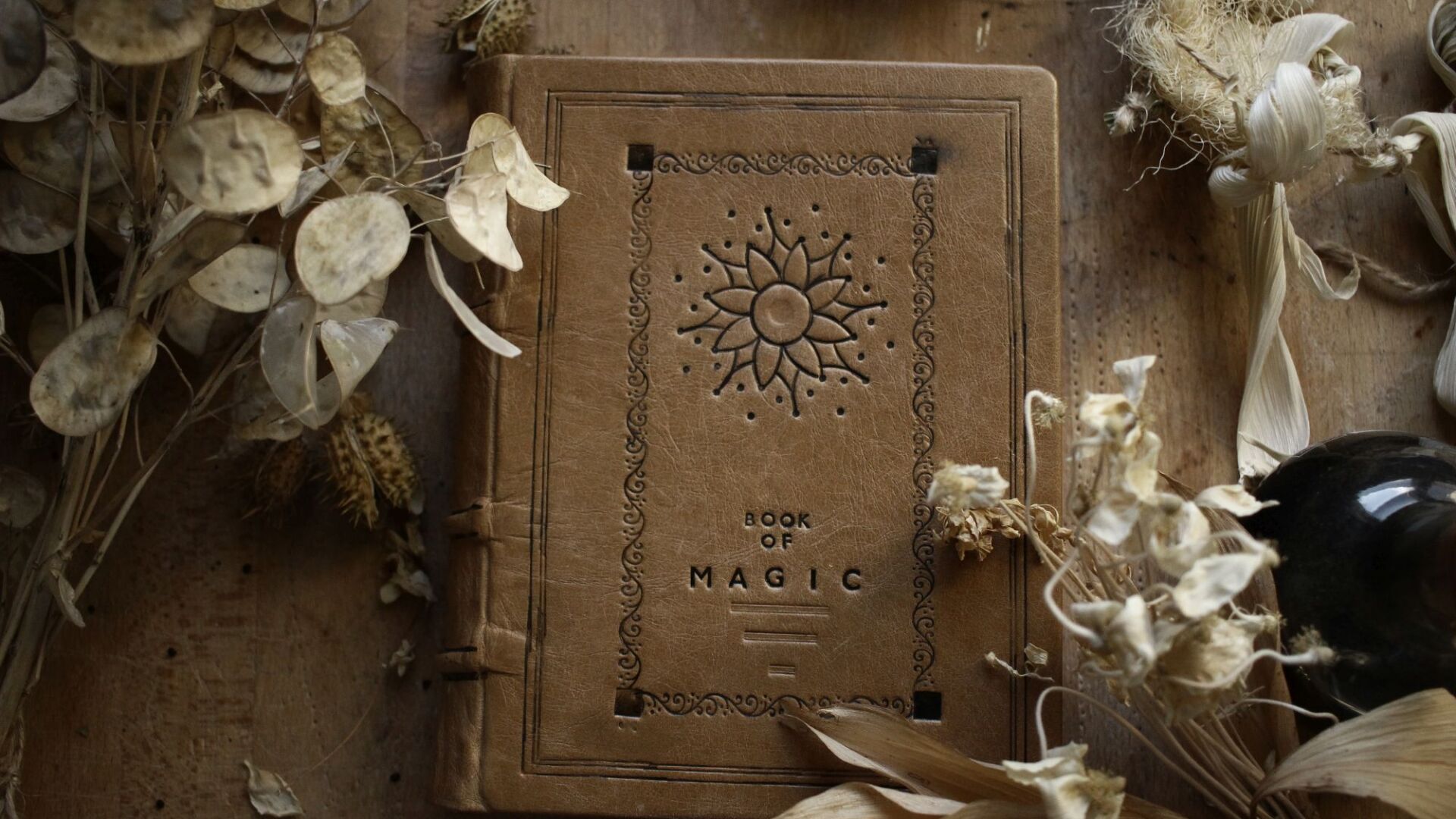 Млад книговезец дарява живот на книгите с ръцете си