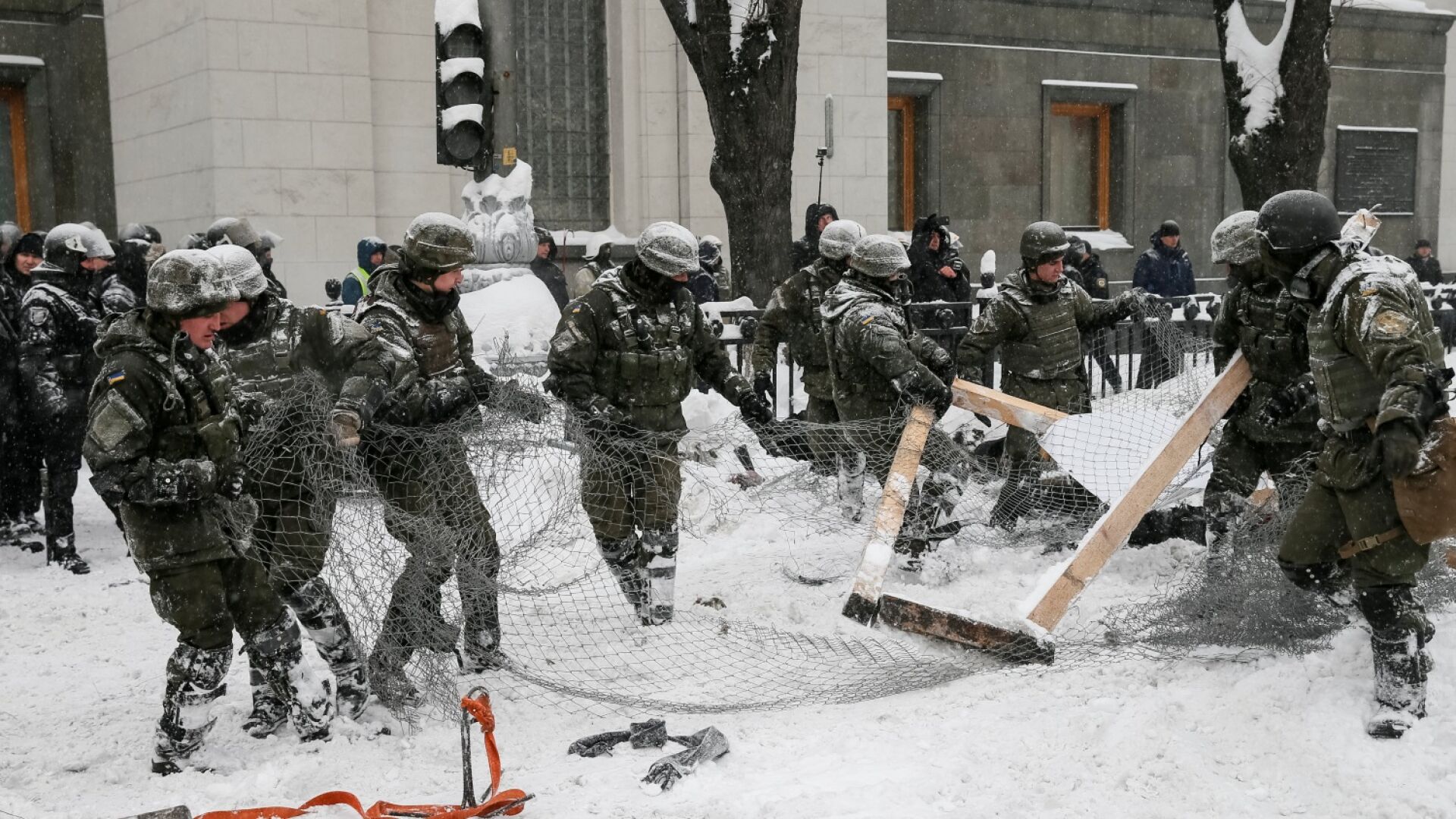 Полицаи разтуриха протестен лагер в Киев, има ранени и десетки арестувани