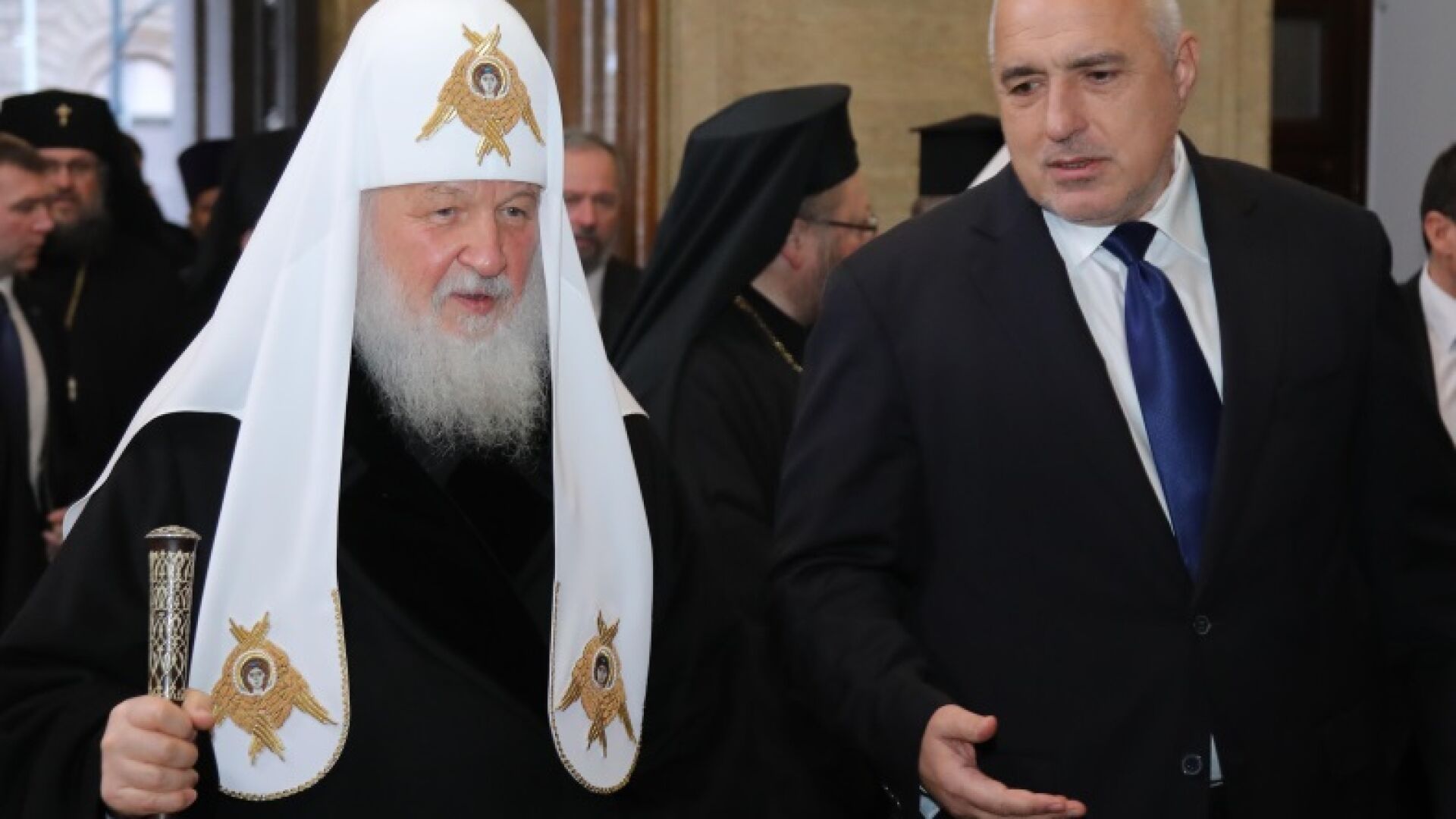 Бойко Борисов подари на патриарх Кирил камък от Троянския манастир, а получи икона